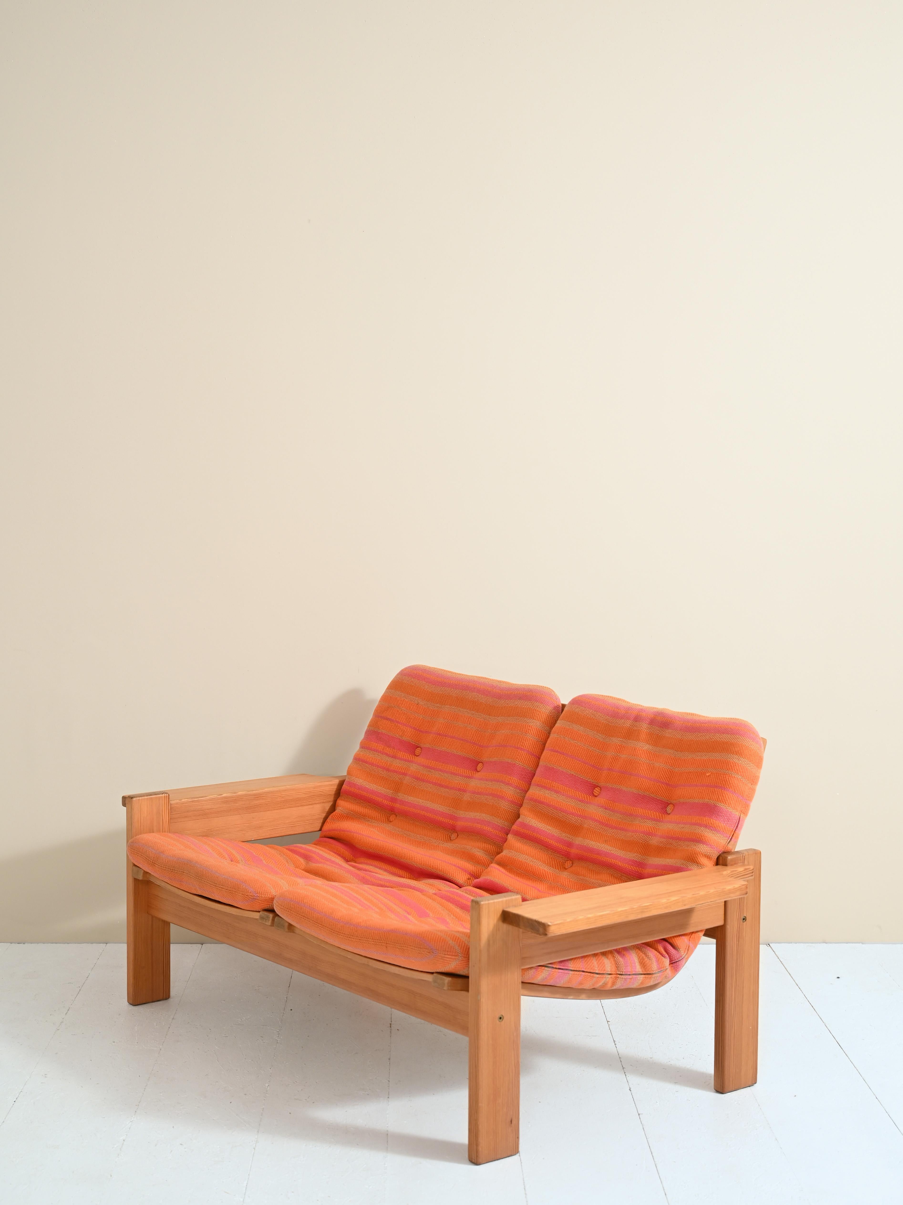 Zweisitziges Sofa, entworfen von Yngve Ekstom für Swedese in den 1970er Jahren.
Das Gestell ist aus hellem Kiefernholz und die Sitzfläche aus Stoff gefertigt. Die Kissen sind Originale aus der Zeit und haben abnehmbare Bezüge.

AC080.