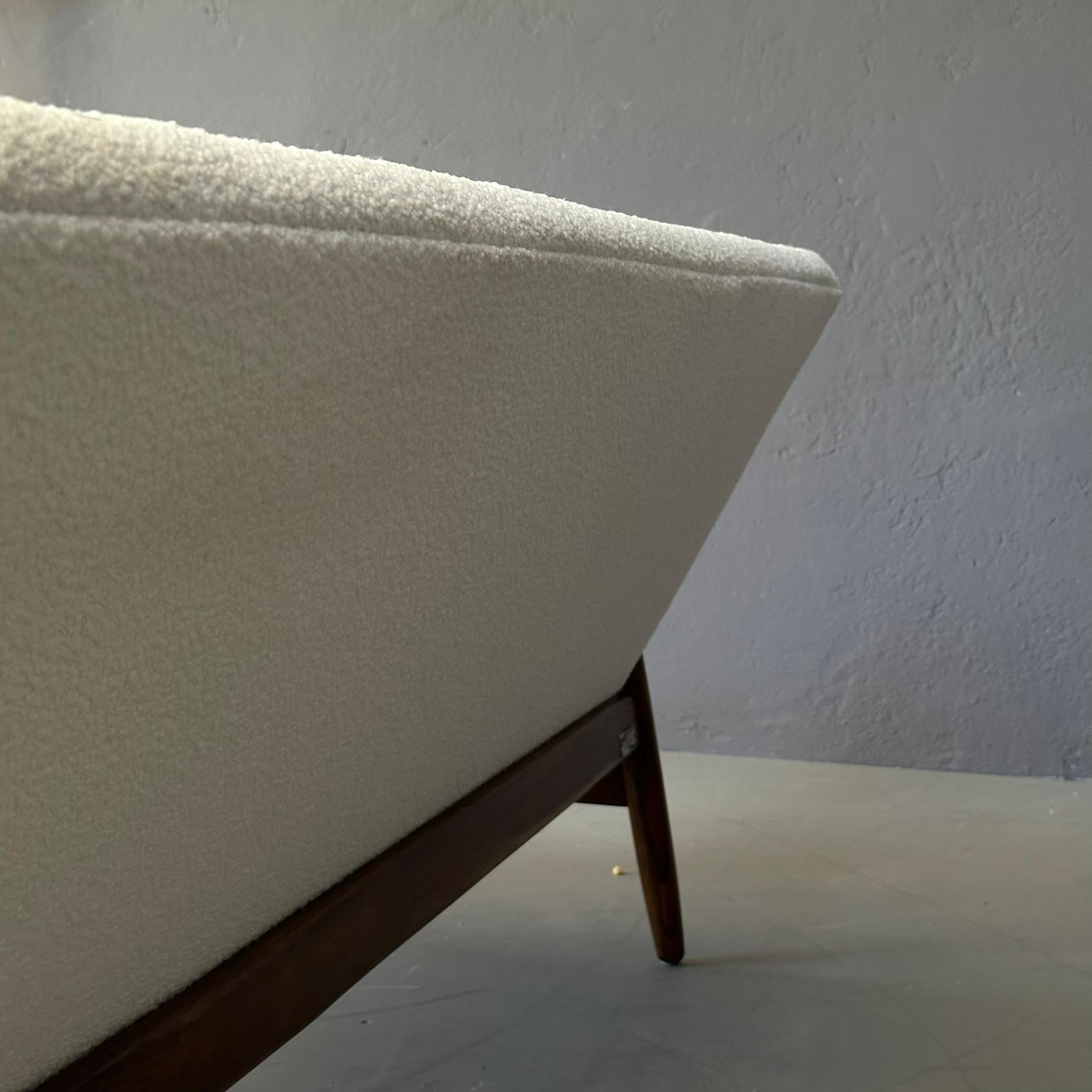 Canapé vintage des années 60, fabrication italienne, tissu bouclé blanc et Wood. en vente 4