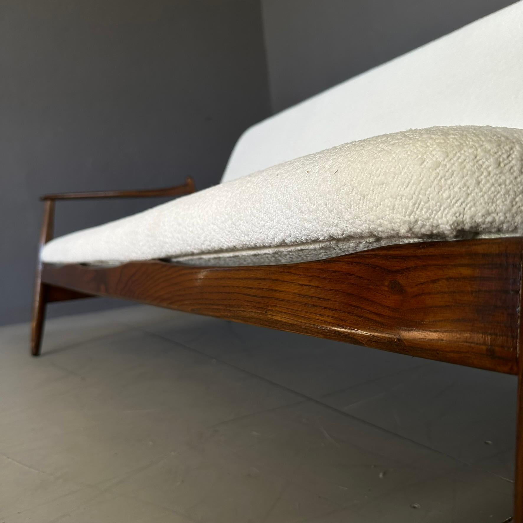 Canapé vintage des années 60, fabrication italienne, tissu bouclé blanc et Wood. en vente 7