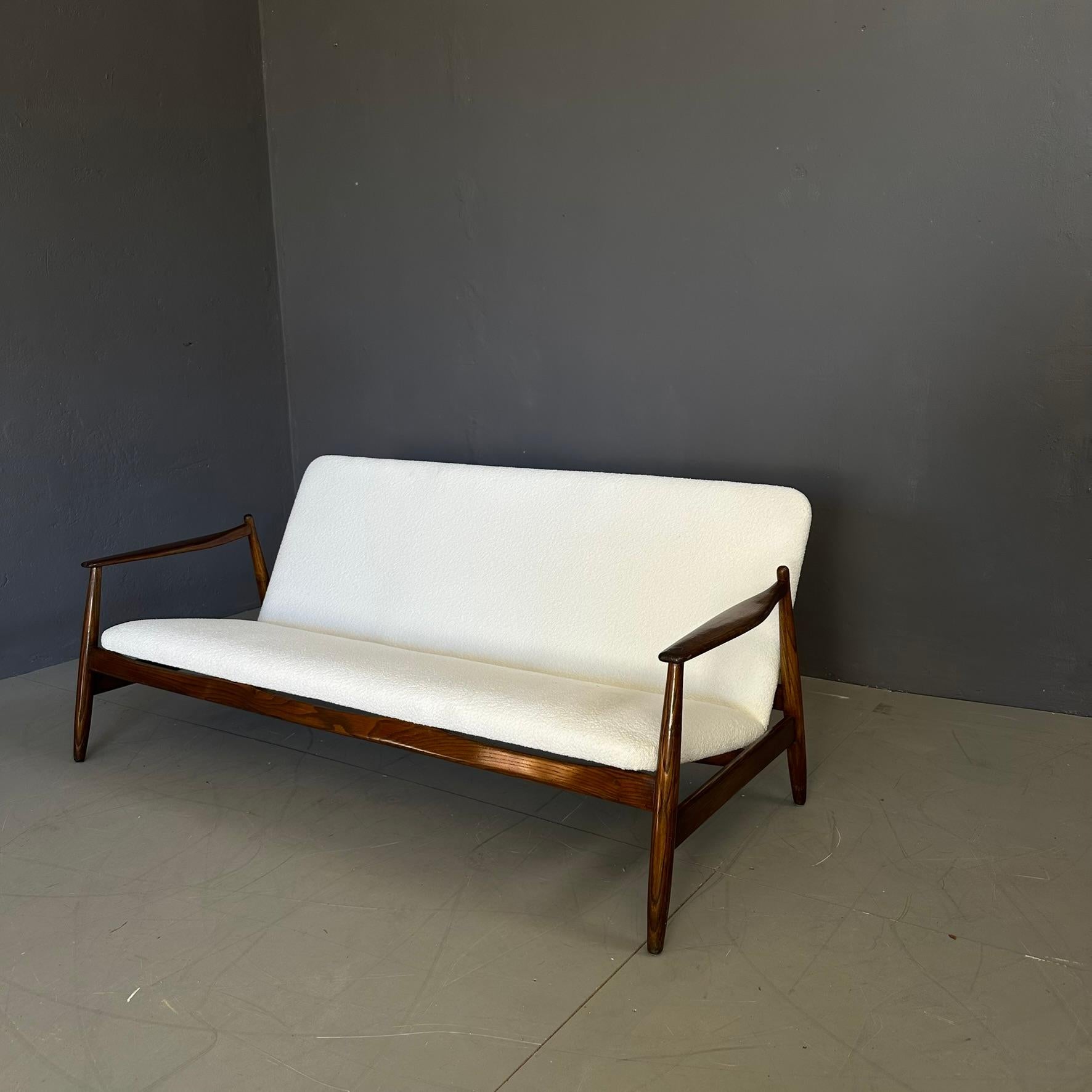 Mid-Century Modern Canapé vintage des années 60, fabrication italienne, tissu bouclé blanc et Wood. en vente