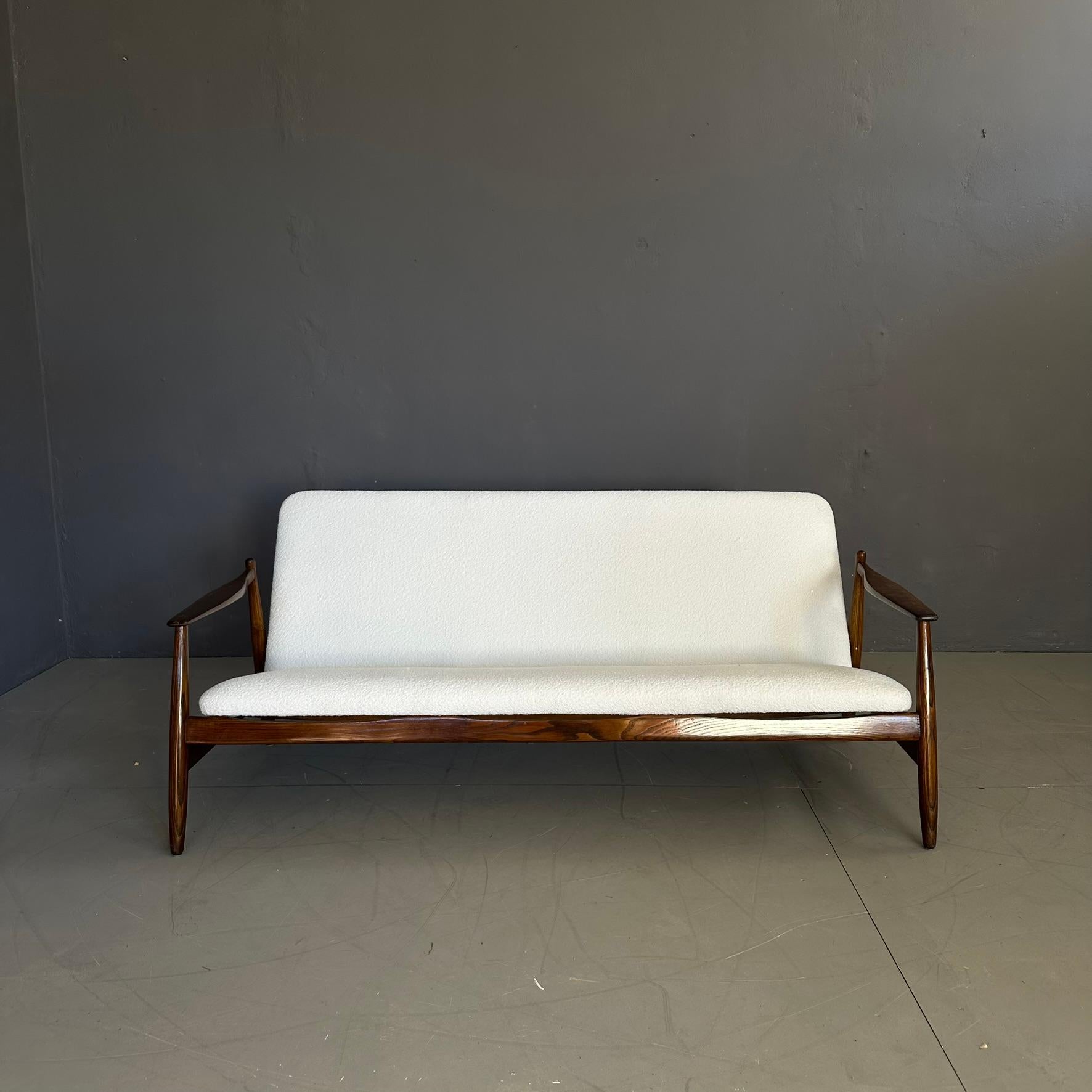 Canapé vintage des années 60, fabrication italienne, tissu bouclé blanc et Wood. Bon état - En vente à Milan, IT