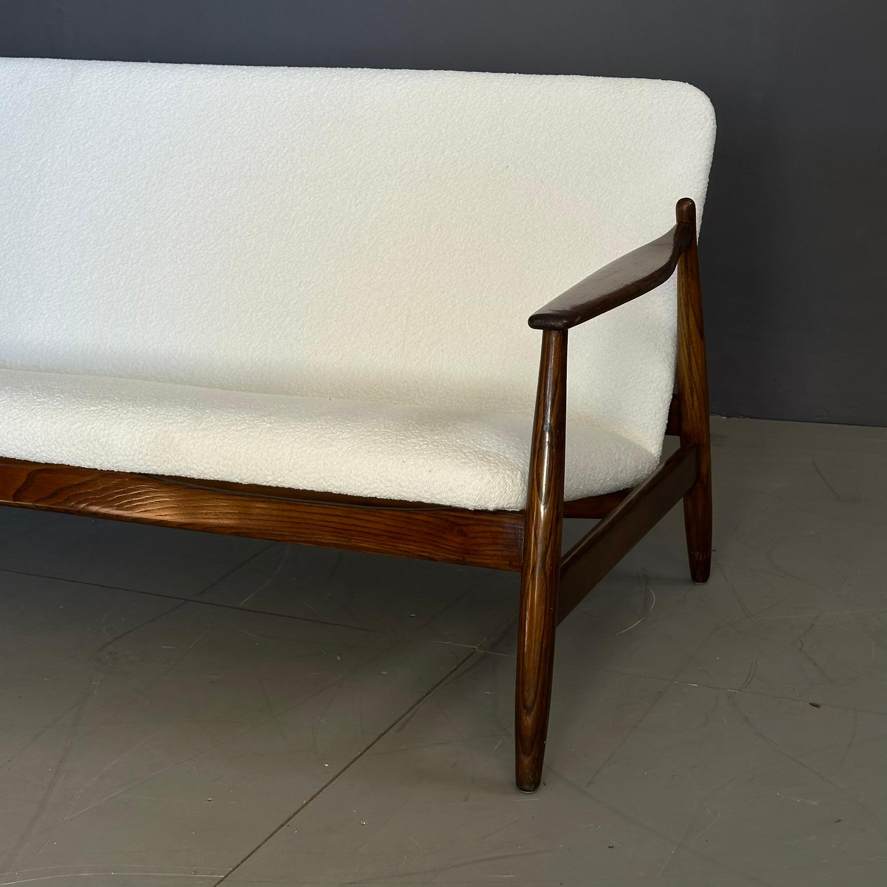 Milieu du XXe siècle Canapé vintage des années 60, fabrication italienne, tissu bouclé blanc et Wood. en vente