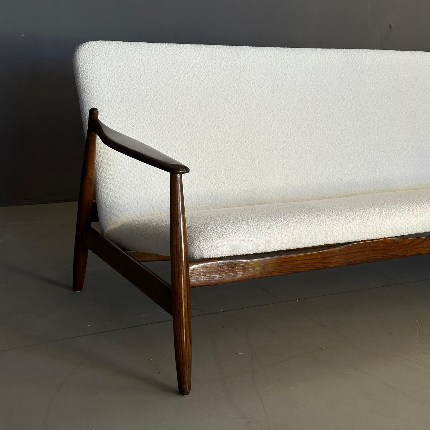 Tissu Canapé vintage des années 60, fabrication italienne, tissu bouclé blanc et Wood. en vente