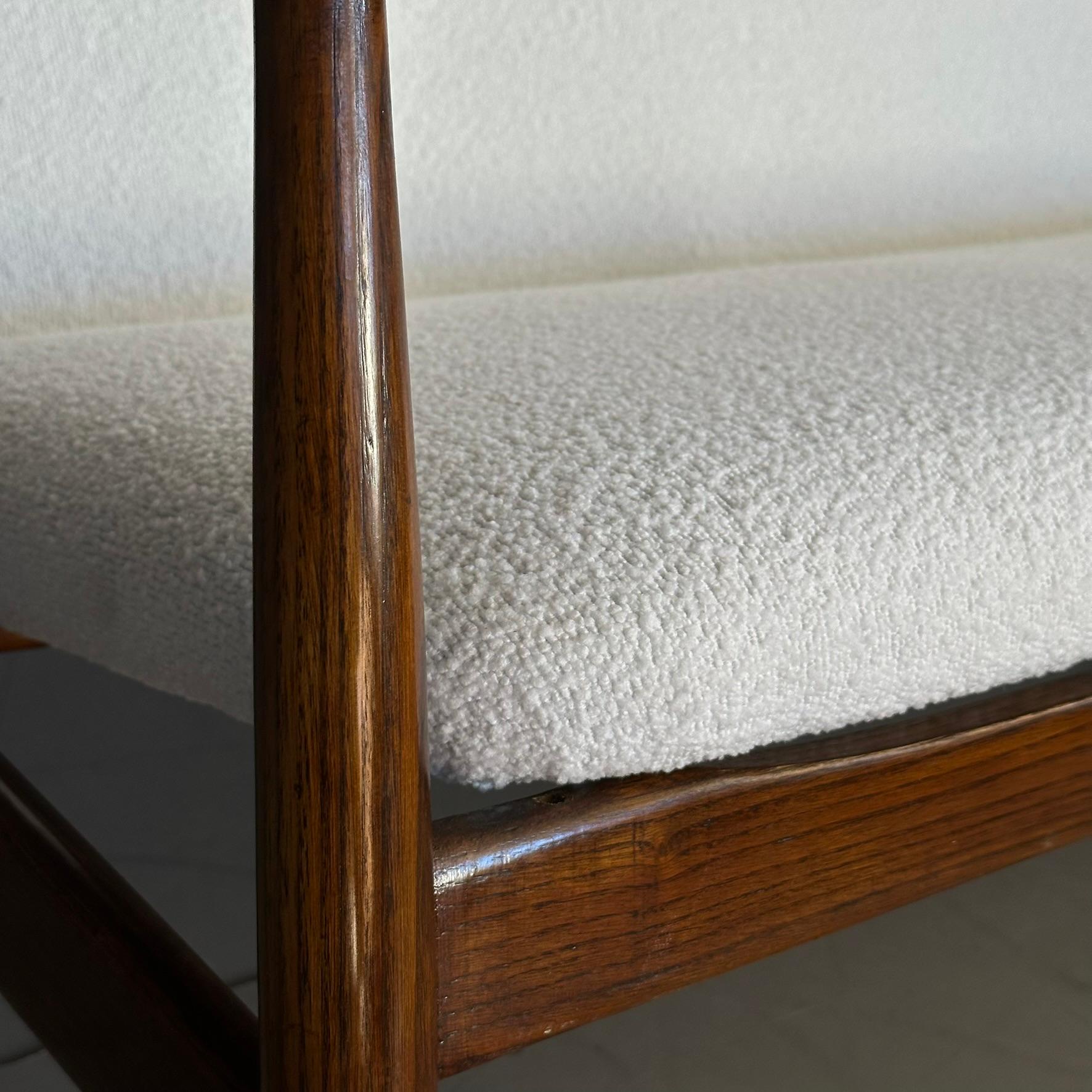 Canapé vintage des années 60, fabrication italienne, tissu bouclé blanc et Wood. en vente 1