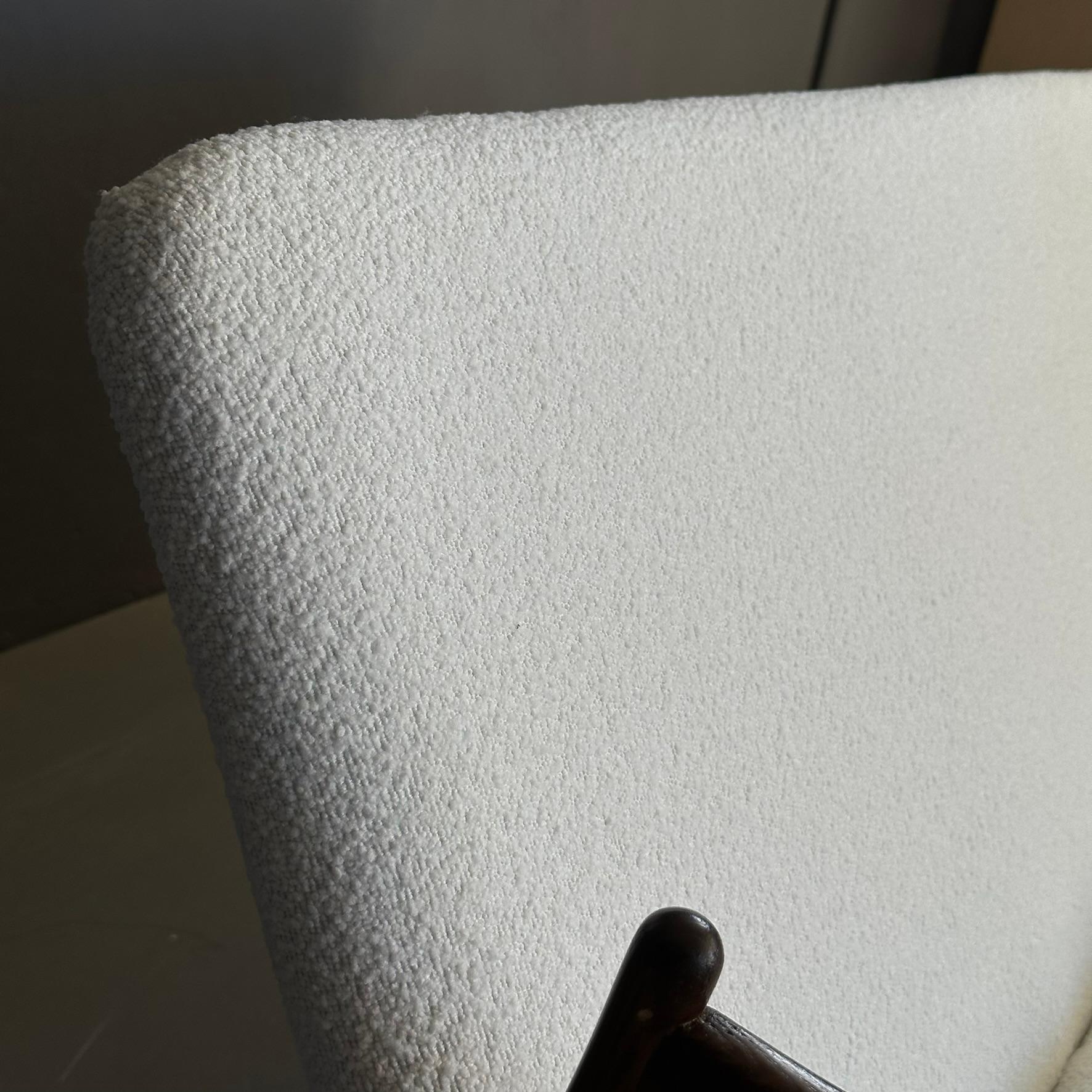 Canapé vintage des années 60, fabrication italienne, tissu bouclé blanc et Wood. en vente 2