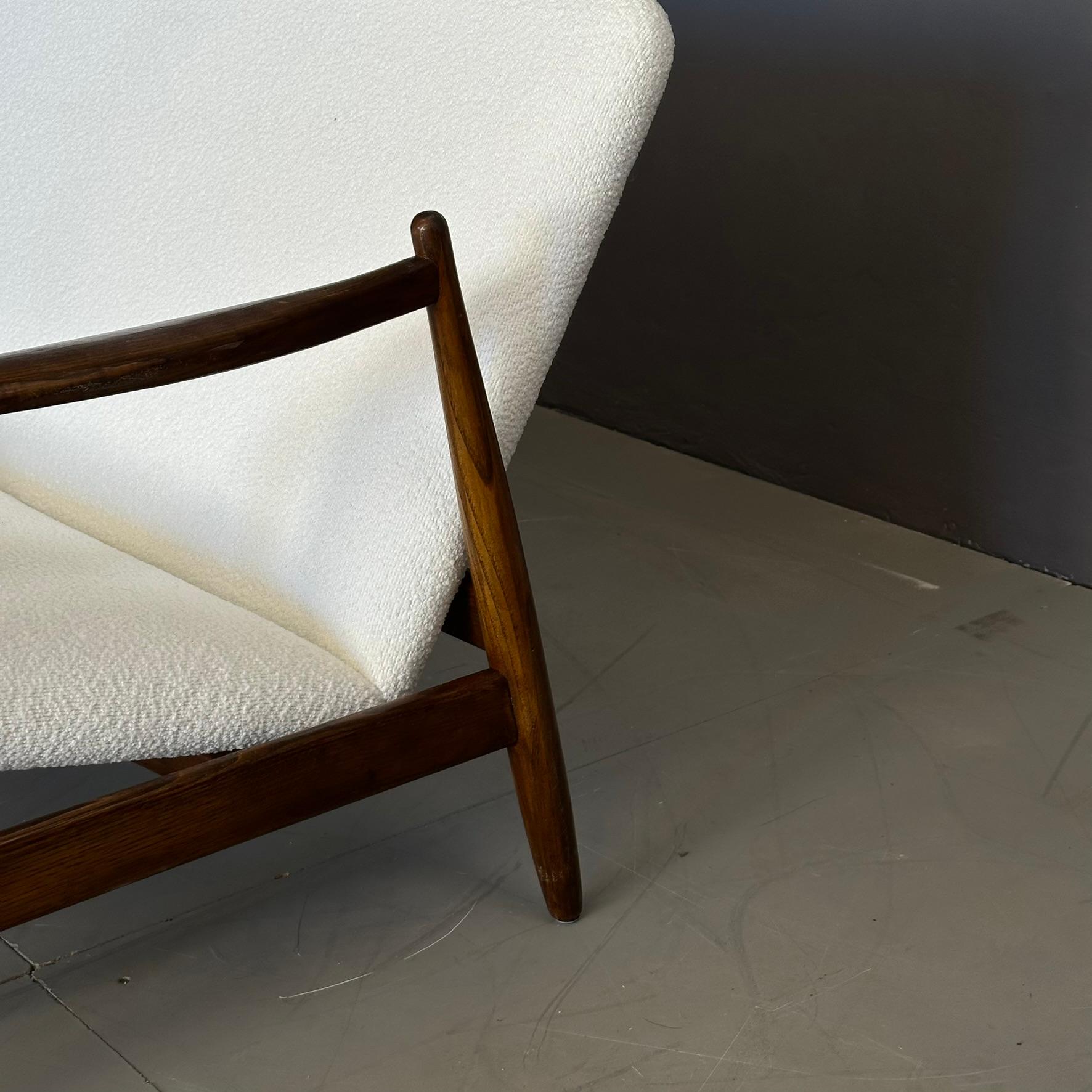 Canapé vintage des années 60, fabrication italienne, tissu bouclé blanc et Wood. en vente 3