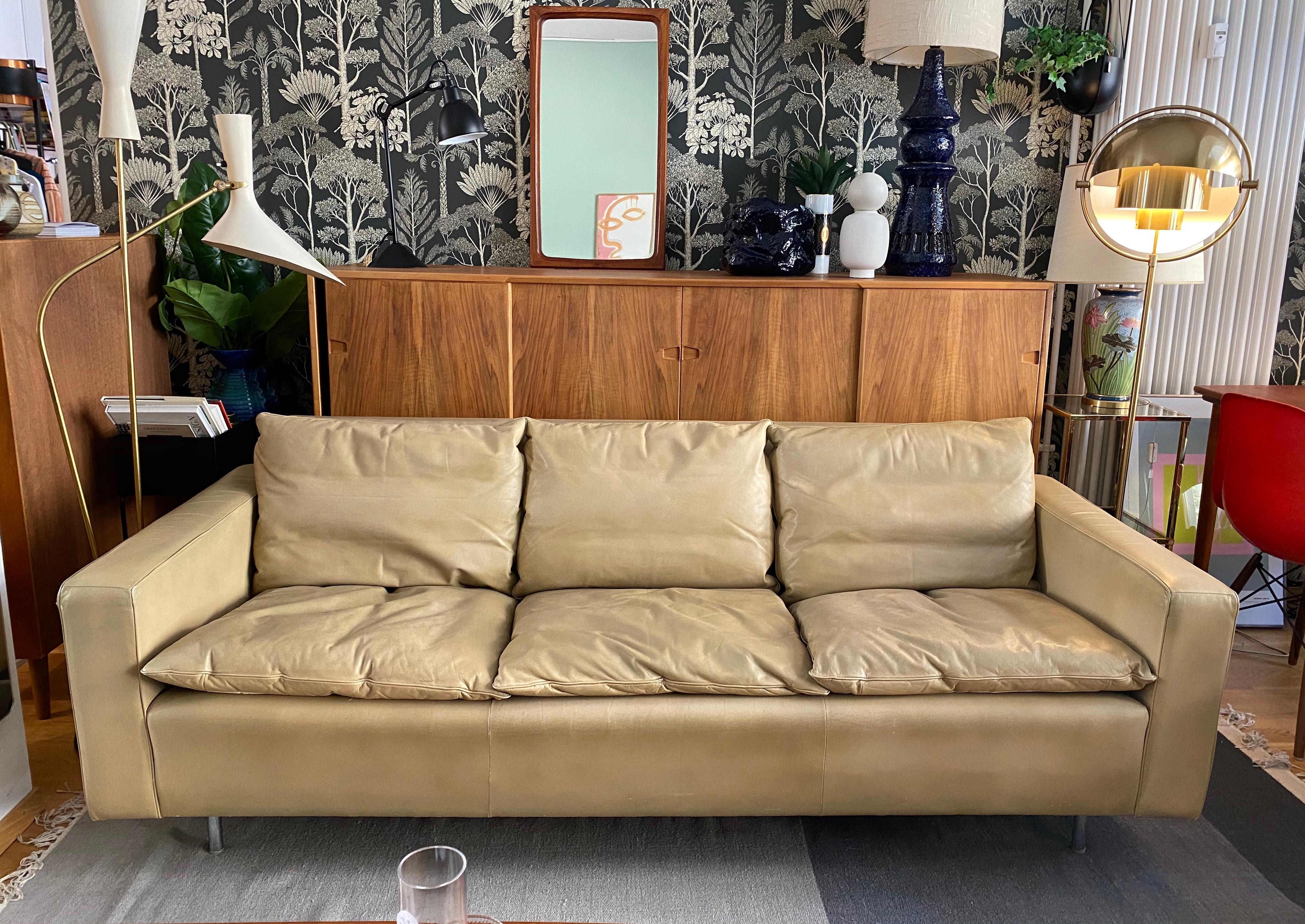 Elegant and high quality leather sofa original form the 70s, designed and produced by Hugo Peters Switzerland

Leather, beige, chrome feet

Good condition, no damage, odors or cracks in the leather. 

Dimensions: seat height: 45cm H: 72cm W: