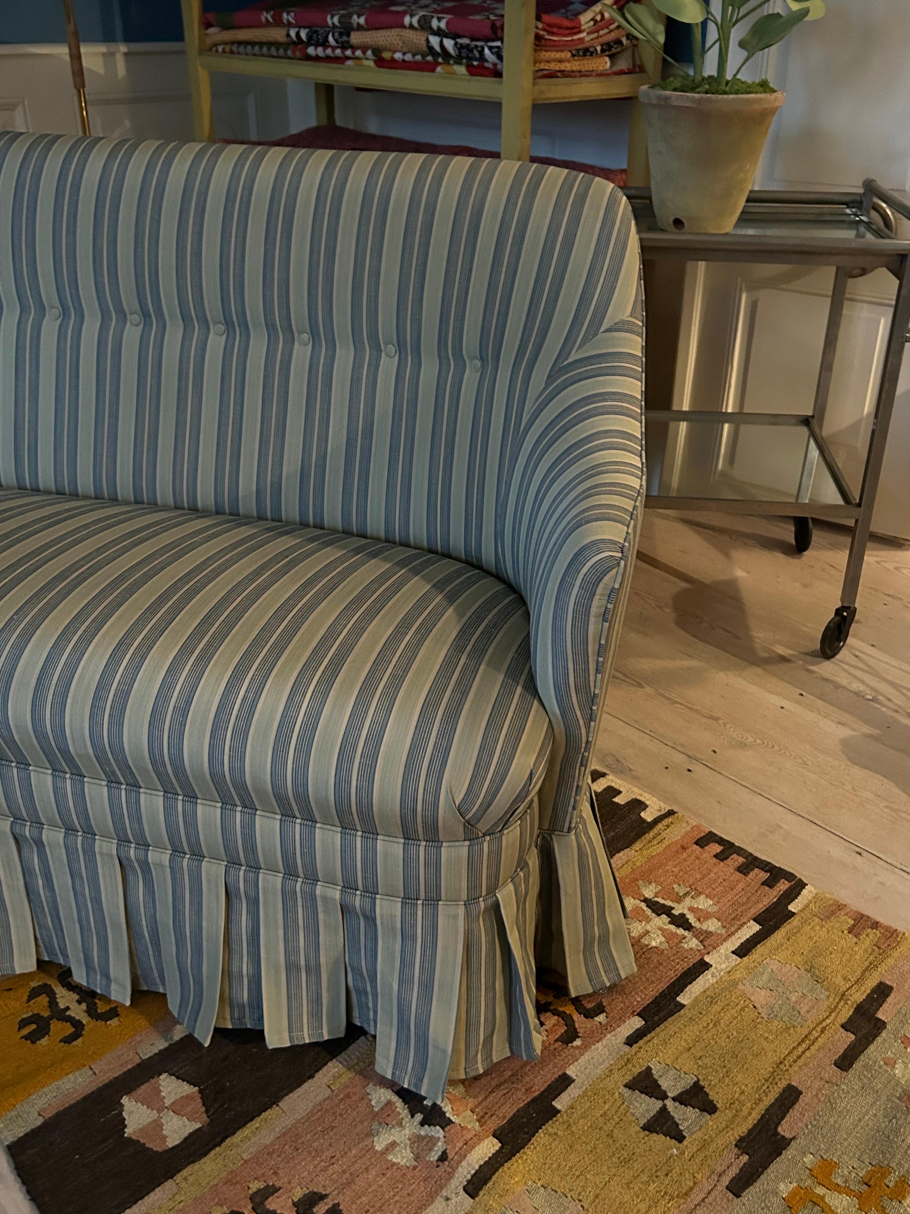 Milieu du XXe siècle Sofa vintage en tissu rayé personnalisé par l'appartement, Suède, 1950 en vente