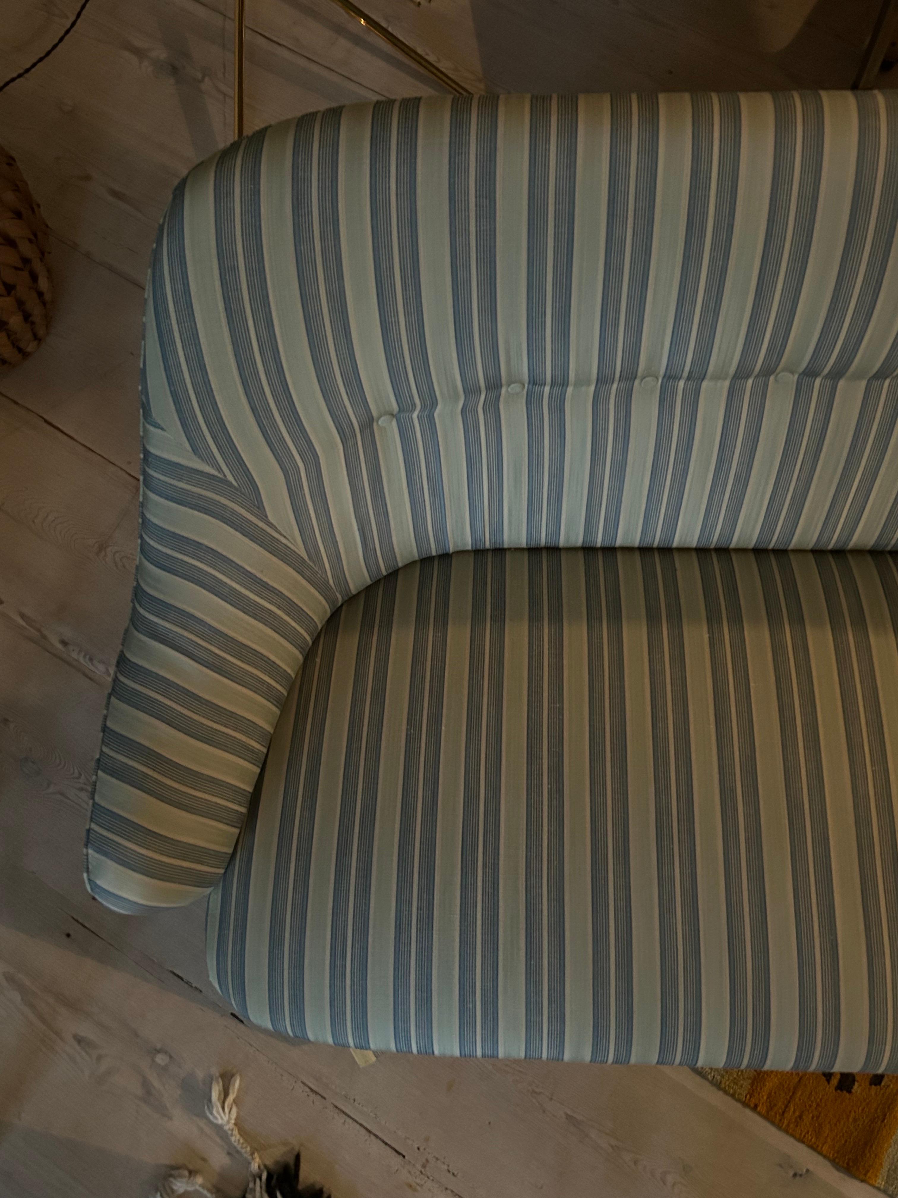 Sofa vintage en tissu rayé personnalisé par l'appartement, Suède, 1950 en vente 1