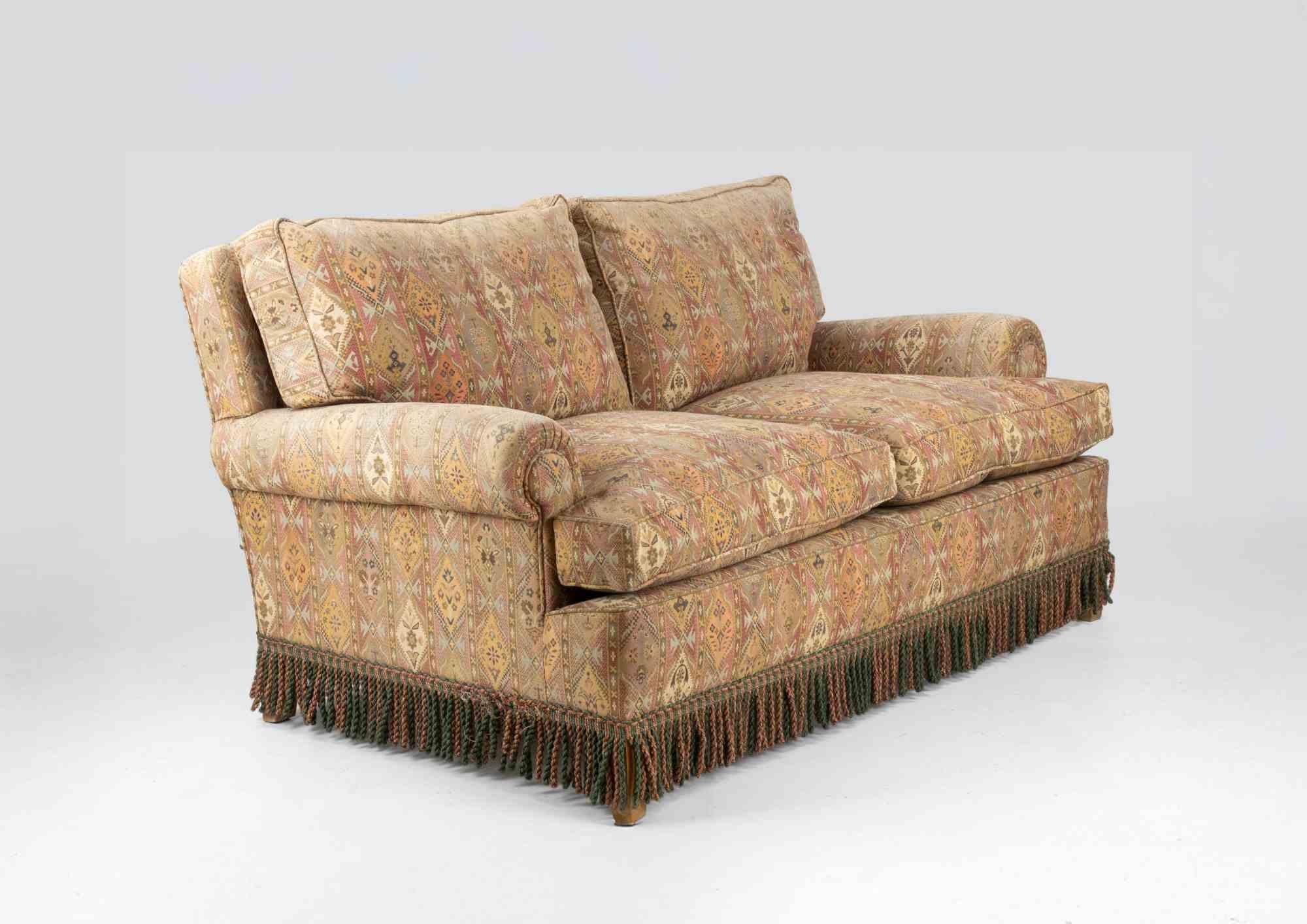 Sofá vintage realizado por una manufactura italiana en los años 70.

Tejido acolchado.

Signos del paso del tiempo, especialmente una decoloración en el dorso.