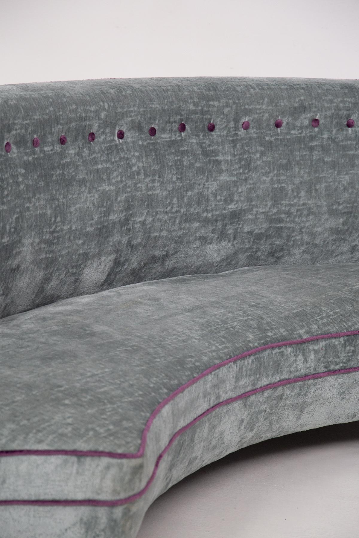 Wunderschönes Vintage-Sofa aus hellblauem Samt, hergestellt in Italien von Isa Bergamo in den 1950er Jahren.
Das Sofa ist ganz aus hellblauem Samt gefertigt und hat eine halbrunde Form. Die Besonderheit des Sofas besteht darin, dass seine Konturen