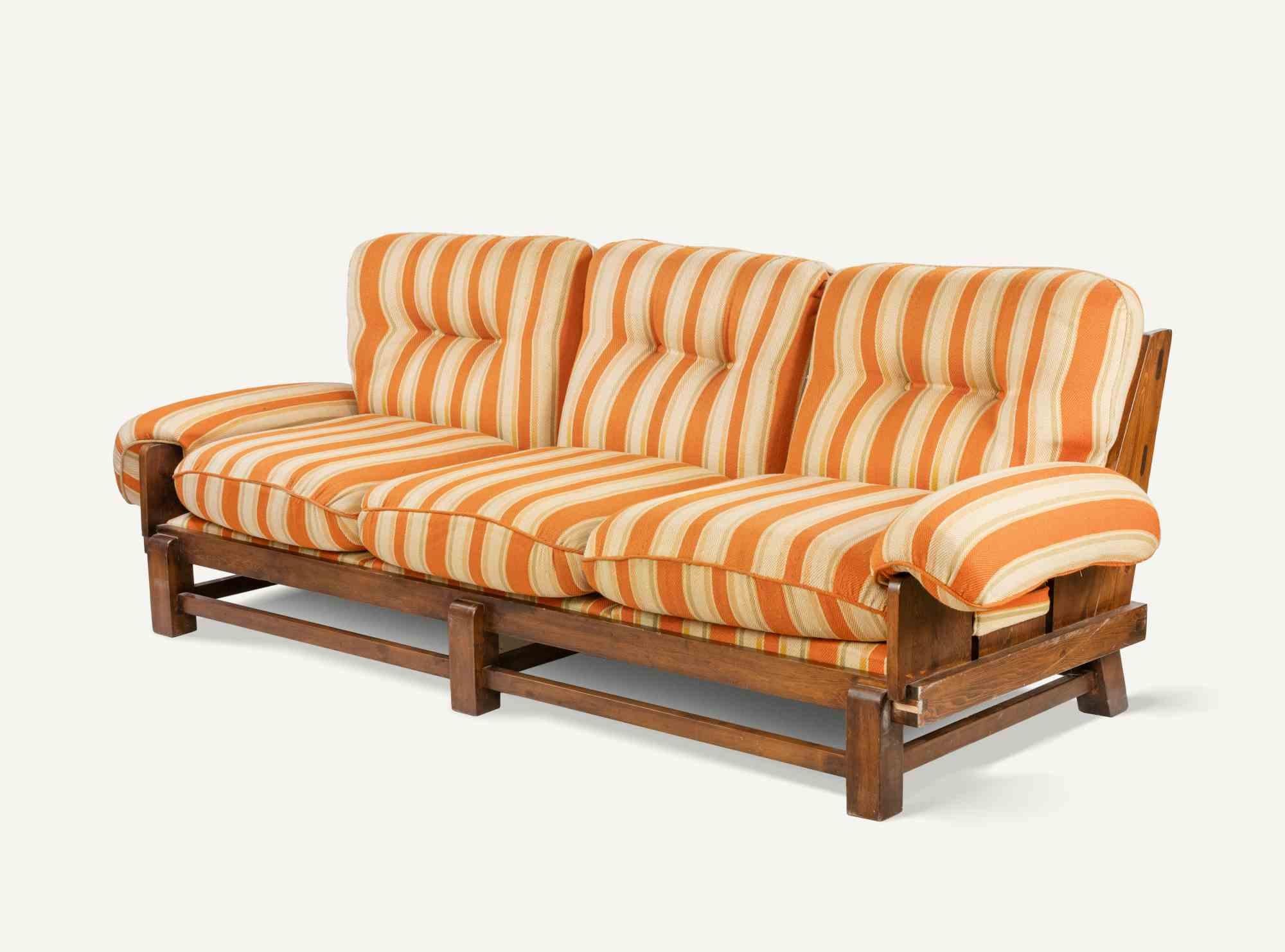 Un bel divano a tre posti realizzato in Italia negli anni '60.

Nella sua tappezzeria originale, in buone condizioni, con solo qualche piccolo segno dell'età.

Legno di pino e tessuto padrice.