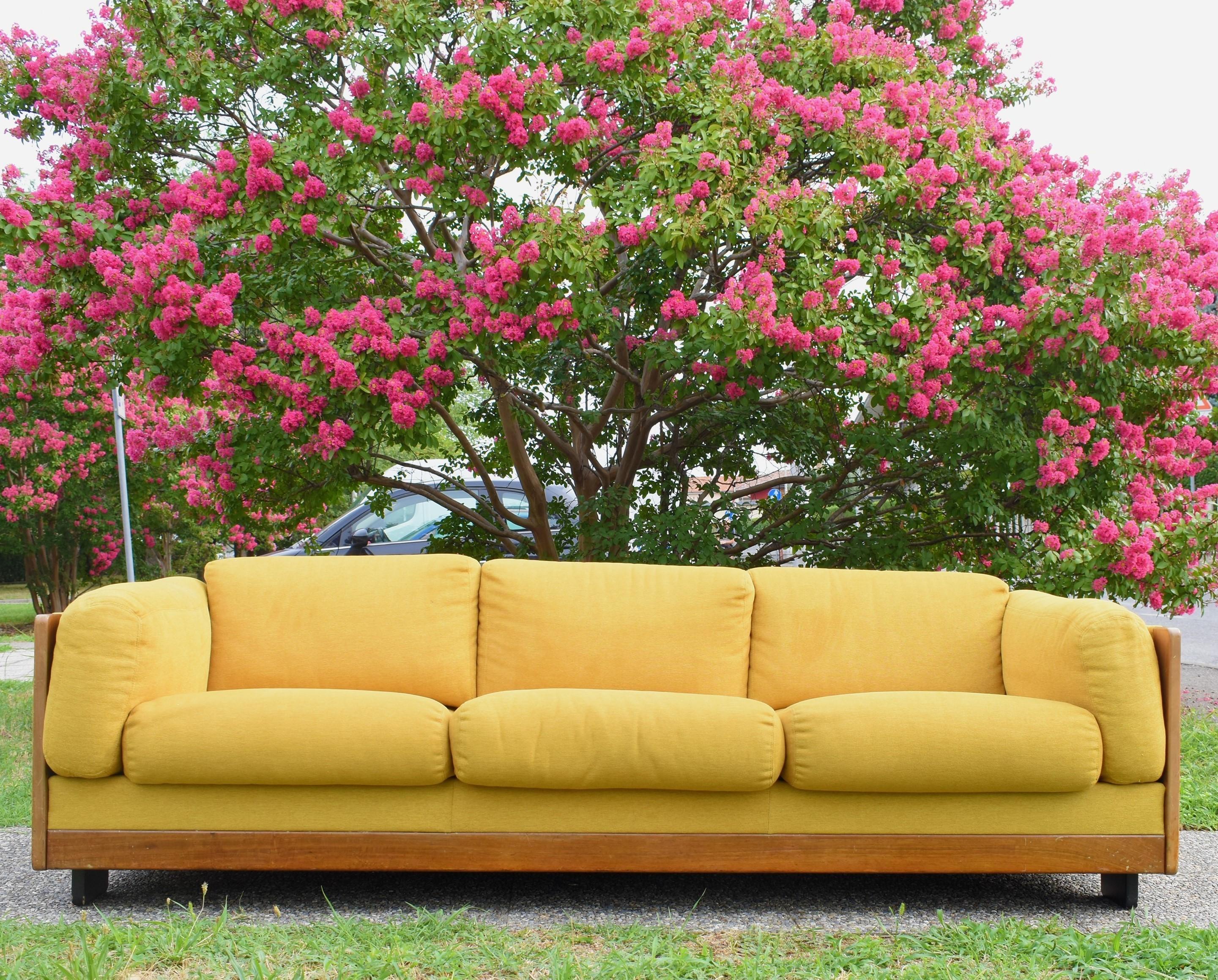 Vintage sofa model 920 from the 1960s, Italian manufacture, design by Afra & Tobia Scarpa for Cassina.

The sofa mod. 920 three-seater, has a yellow-ocher fabric upholstery, with wooden profiles.