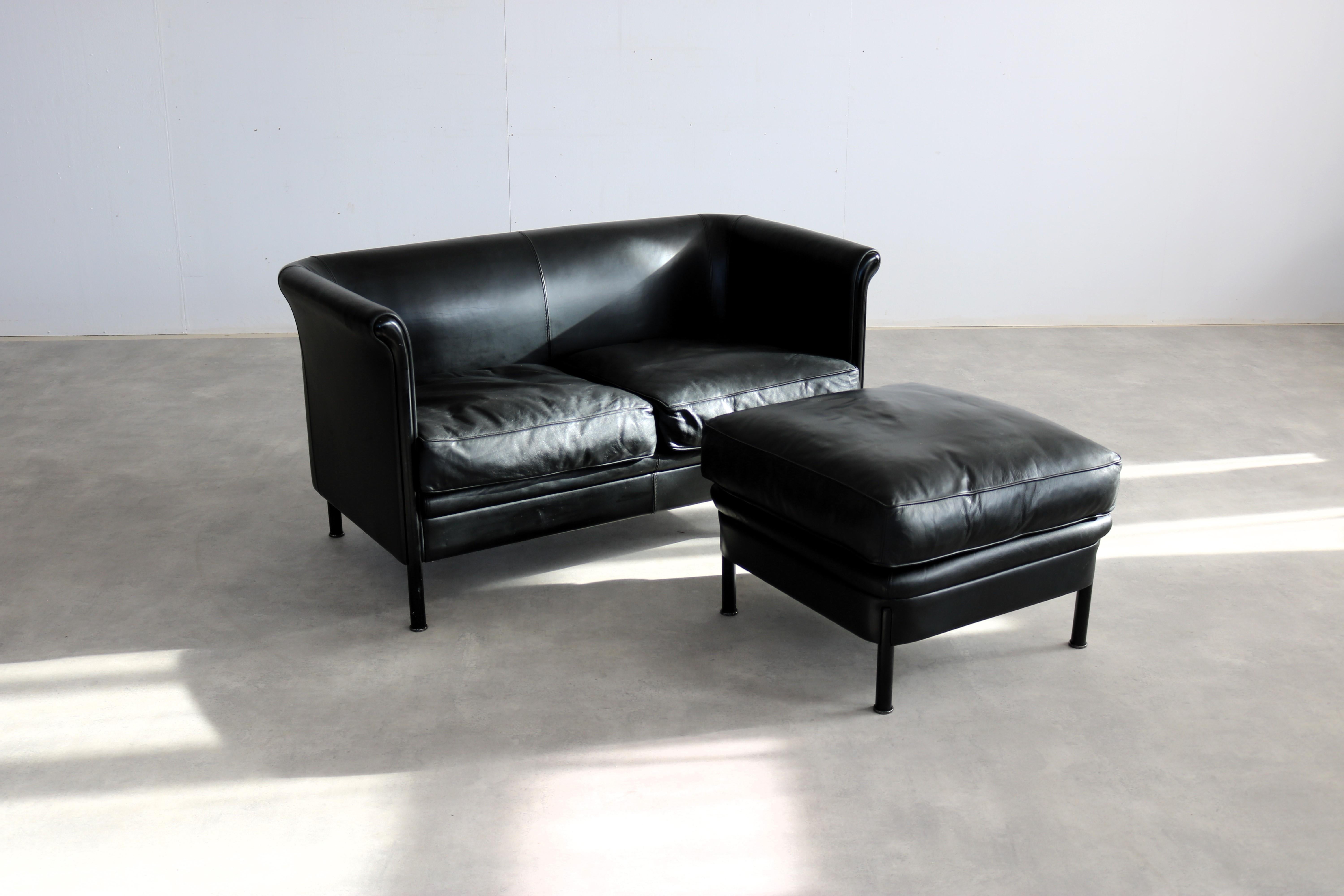 vintage sofa + ottoman  Sitzecke  A. Citterio  Moroso

Zeitraum  80s
Entwurf  Antonio Citterio's  Moroso  Italien
Bedingung  gut  leichte Gebrauchsspuren
Größe Sofa  68 x 130 x 70 (HxBxT) Sitzhöhe 44 cm; 
Größe Ottomane  44x62x62 

Details  Leder;