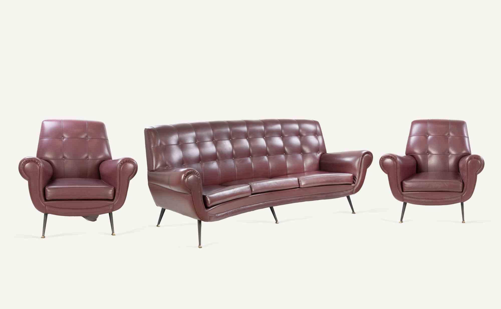 Conjunto de sofás vintage realizado por Ggigi Radice (1924-2002) a mediados del siglo XX.

El conjunto se compone de 2 sillones de 85x90x80 cm. y un sofá de 85x200x80 cm.

Piel de vinilo, metal y latón.

Muy buen estado, salvo un pequeño desperfecto