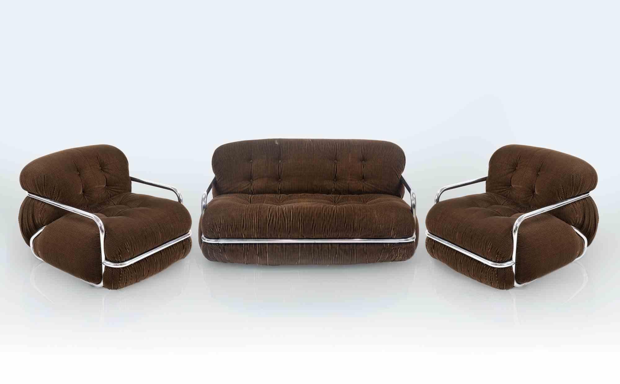 Il set comprende un divano a due posti in velluto e due poltrone in velluto. Struttura tubolare in metallo cromato, rivestimento in velluto.

Realizzato dall'Atelier A di Mario Sabot in Italia negli anni Settanta.

Dimensioni delle poltrone:
