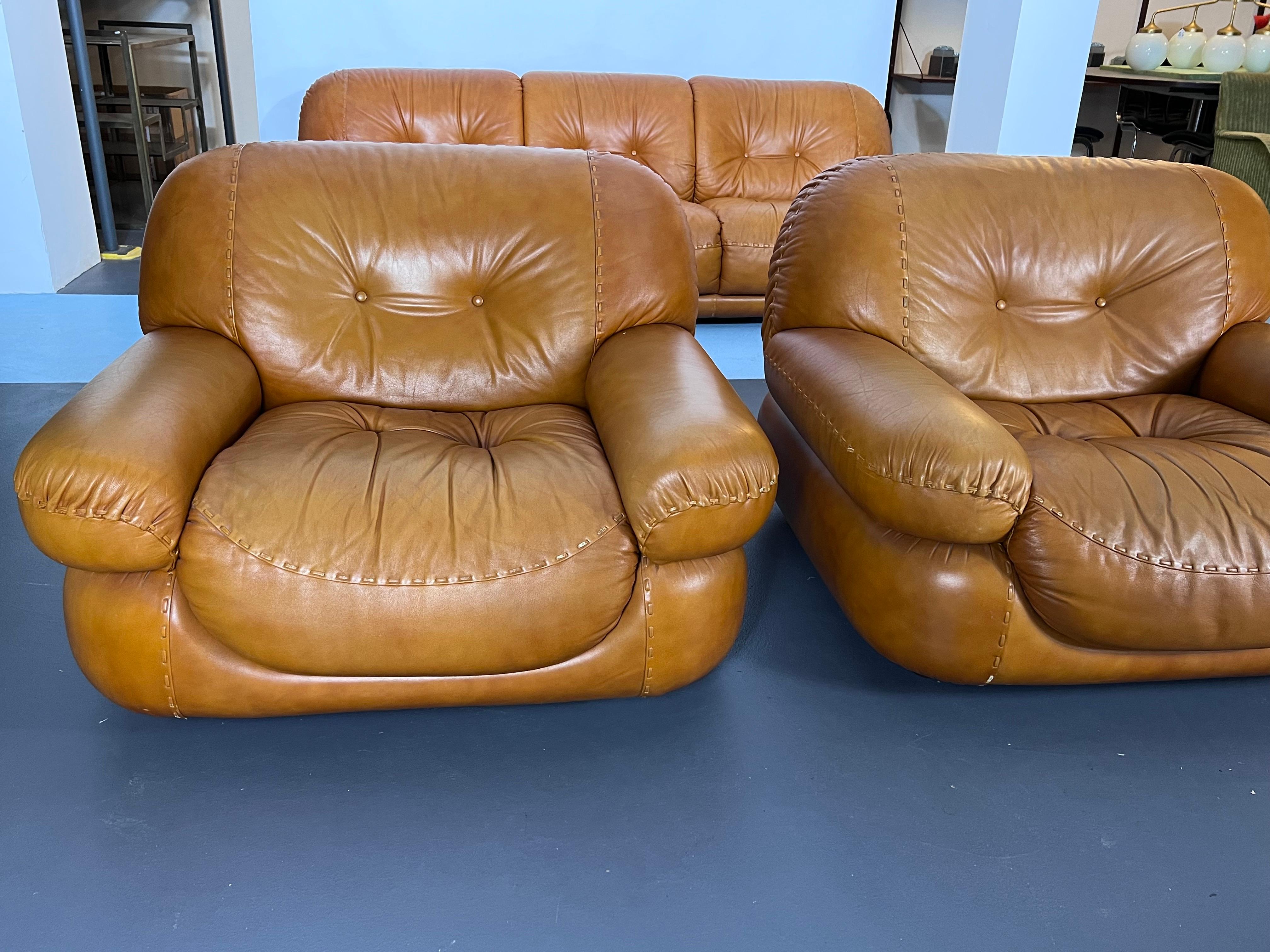 Mid-Century Modern Vintage Sofa Set in Cognac Leather by Sapporo for Mobil Girgi, Italy, 1970s For Sale