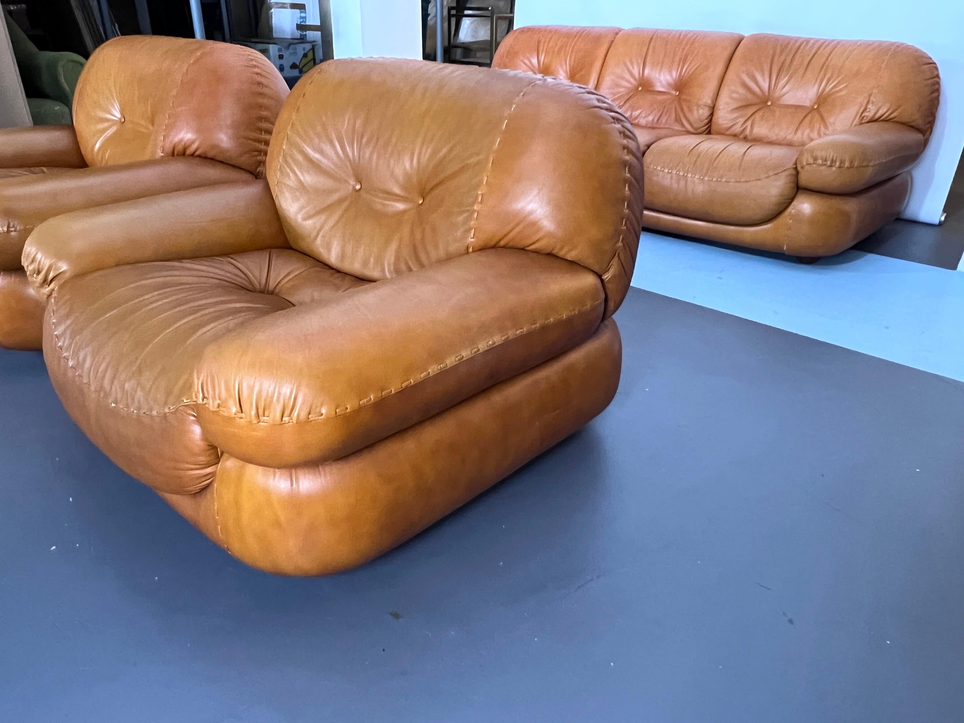 Vintage Sofa Set in Cognac Leather by Sapporo for Mobil Girgi, Italy, 1970s In Good Condition For Sale In Catania, CT