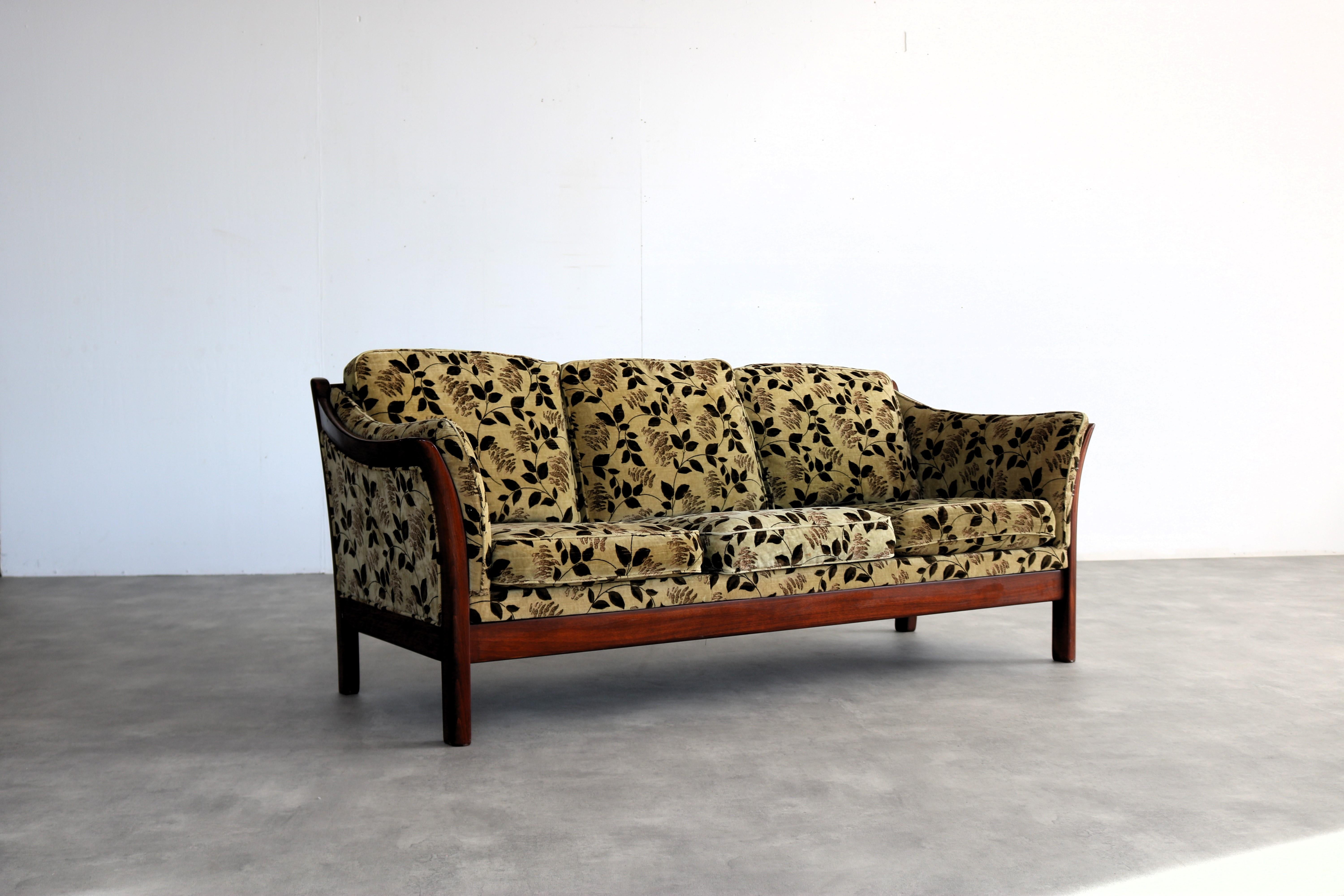 vintage sofa | sofa | 60s | Sweden

period | 60's
design | unknown | Sweden
condition | good | light signs of use
size | 72 x 180 x 80 (hxwxd)

details | teak; textile;

article number | 2238
