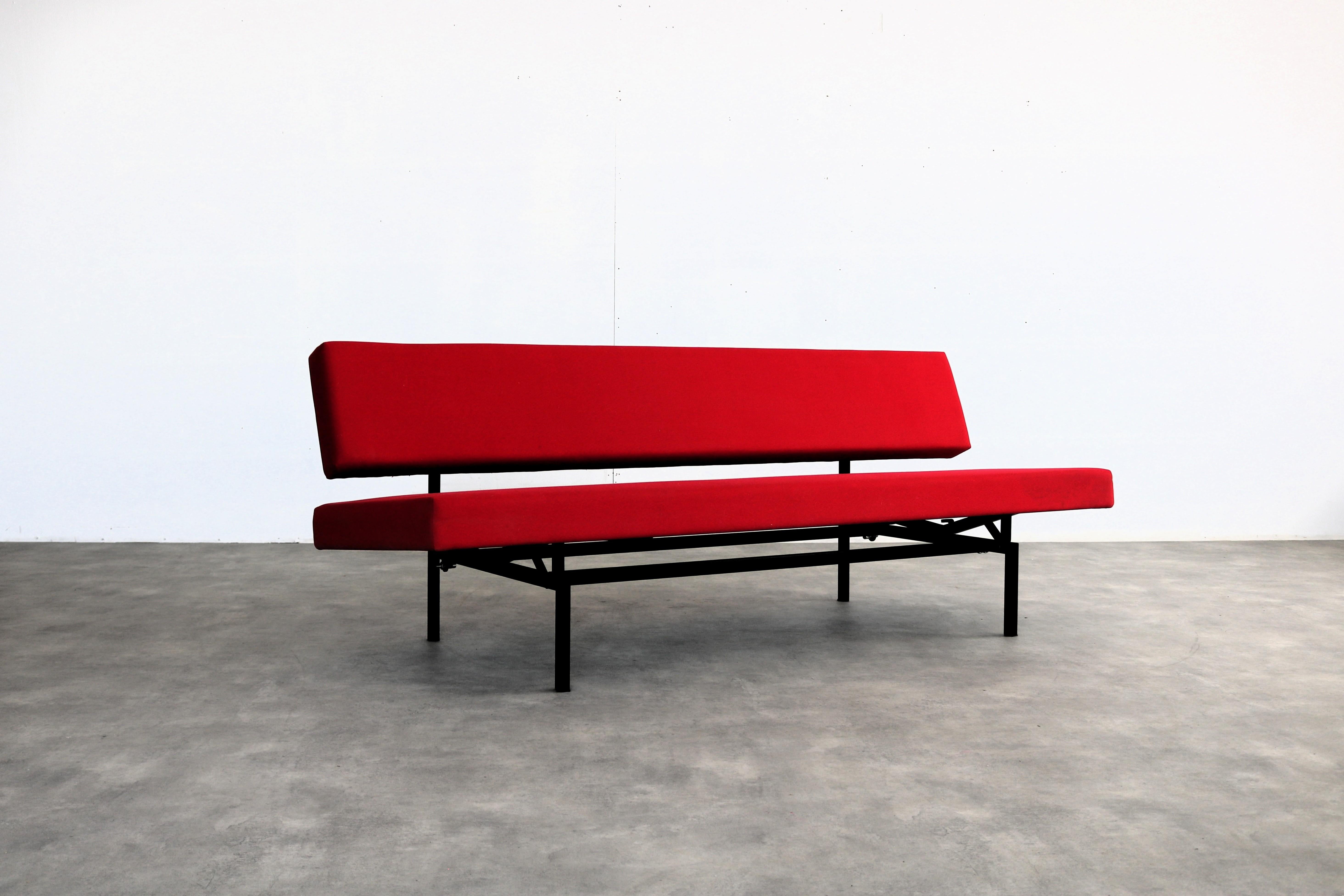 Vintage-Sofa  Bettsofa  Tagesbett  Gijs van der Sluis

Zeitraum  1960s
Entwurf  Gijs van der Sluis  Gispen  Niederlande
Bedingung  gut  geringe Gebrauchsspuren
Größe  74 x 190 x 80 (HxBxT)

Details  Polsterung; Metall; ausziehbar zum