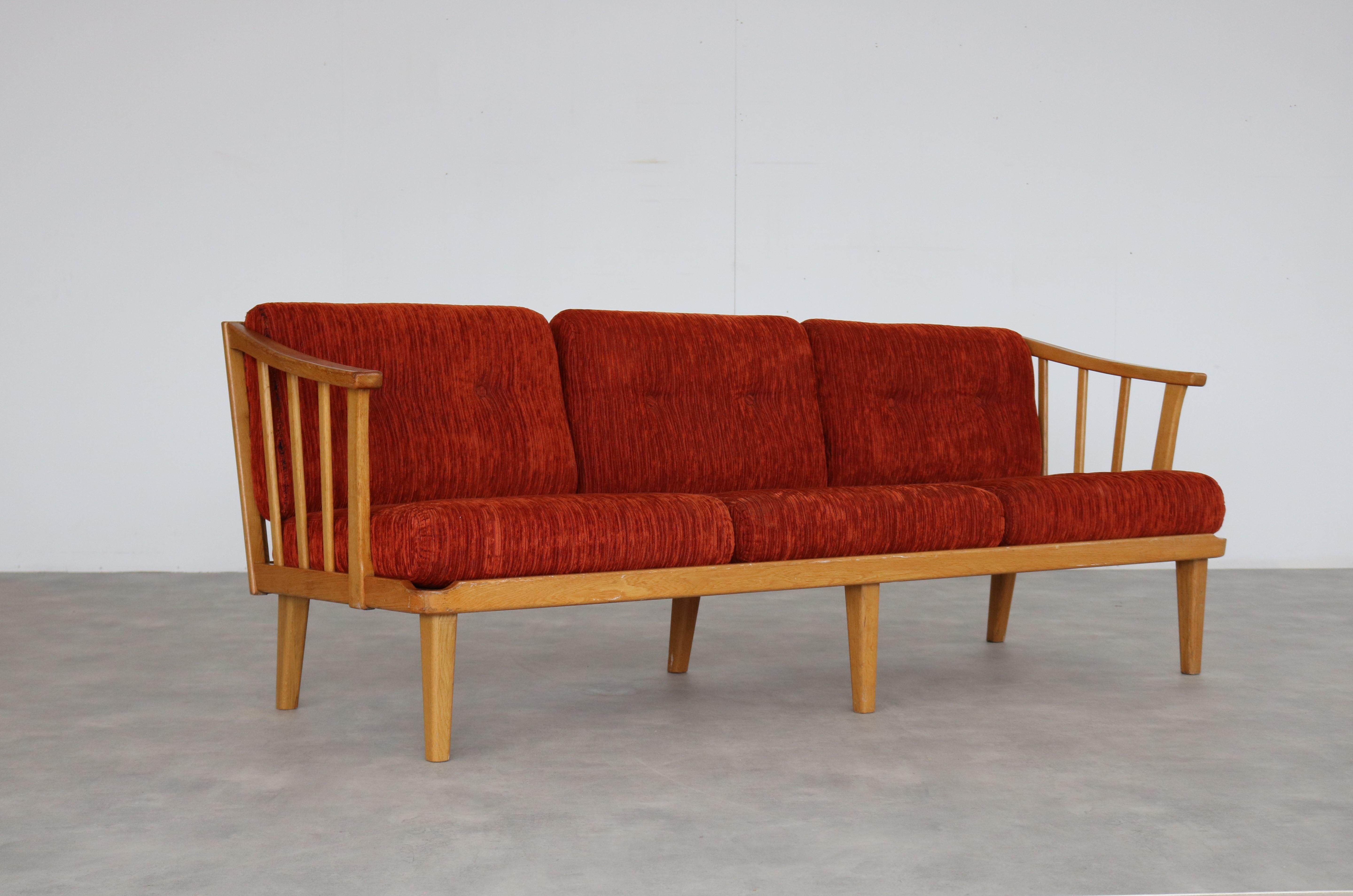 canapé vintage  canapé  Carl Malmsten  Suède

période  1950s
Design/One  Carl Malmsten  OH. La maladie de Sjögren  Suède
condition  bon  légers signes d'utilisation
taille  77 x 205 x 78 (hxwxd) hauteur du siège 43 ; 

détails  chêne ; rembourrage