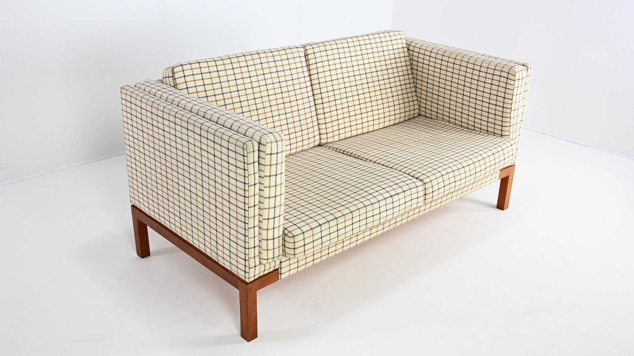 Sofa vintage, rembourrage en laine et teck. Danemark, C.1960 en vente 5