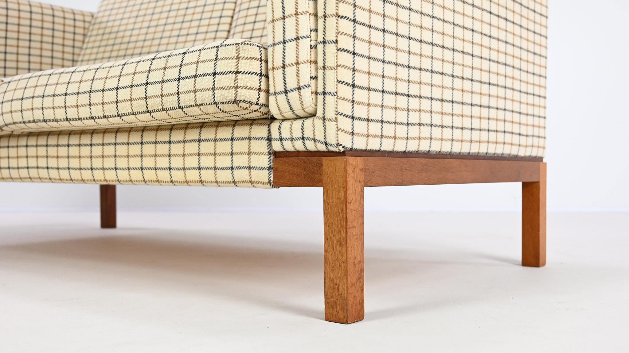 Sofa vintage, rembourrage en laine et teck. Danemark, C.1960 Bon état - En vente à Munster, NRW
