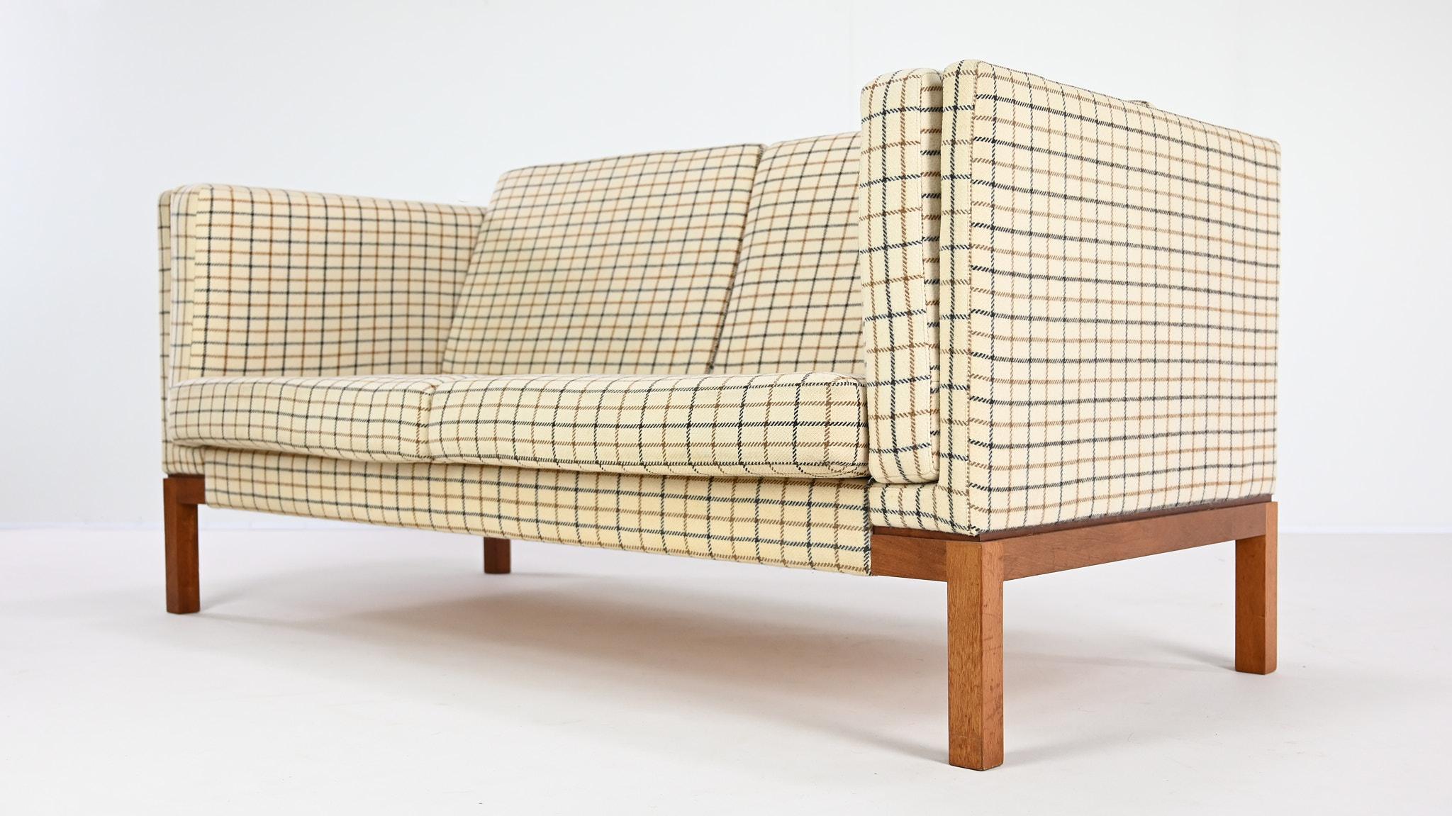 Milieu du XXe siècle Sofa vintage, rembourrage en laine et teck. Danemark, C.1960 en vente