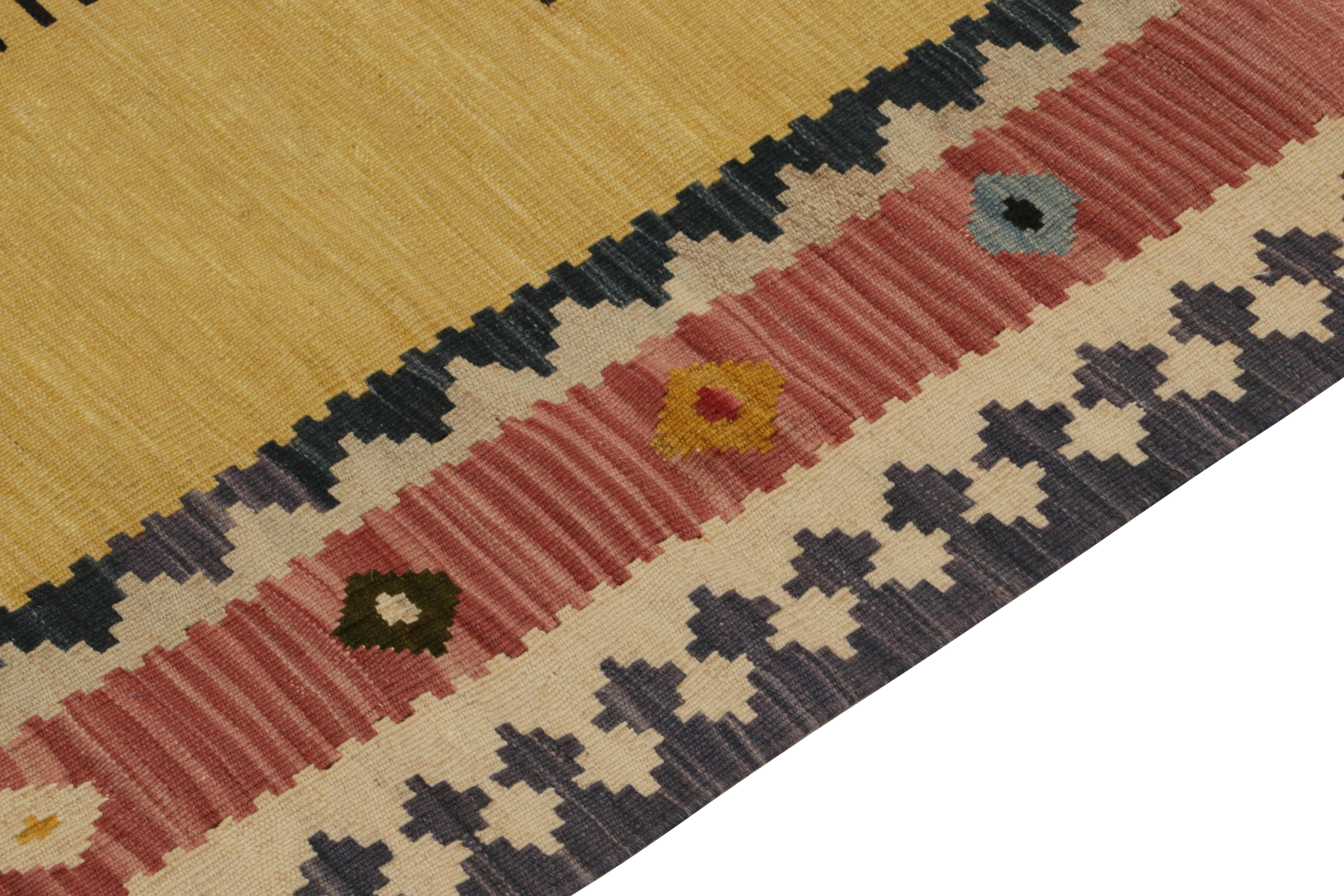 Sofreh Vintage-Kelim-Teppich in Kamel mit roten Medaillons von Teppich & Kelim (Handgeknüpft) im Angebot