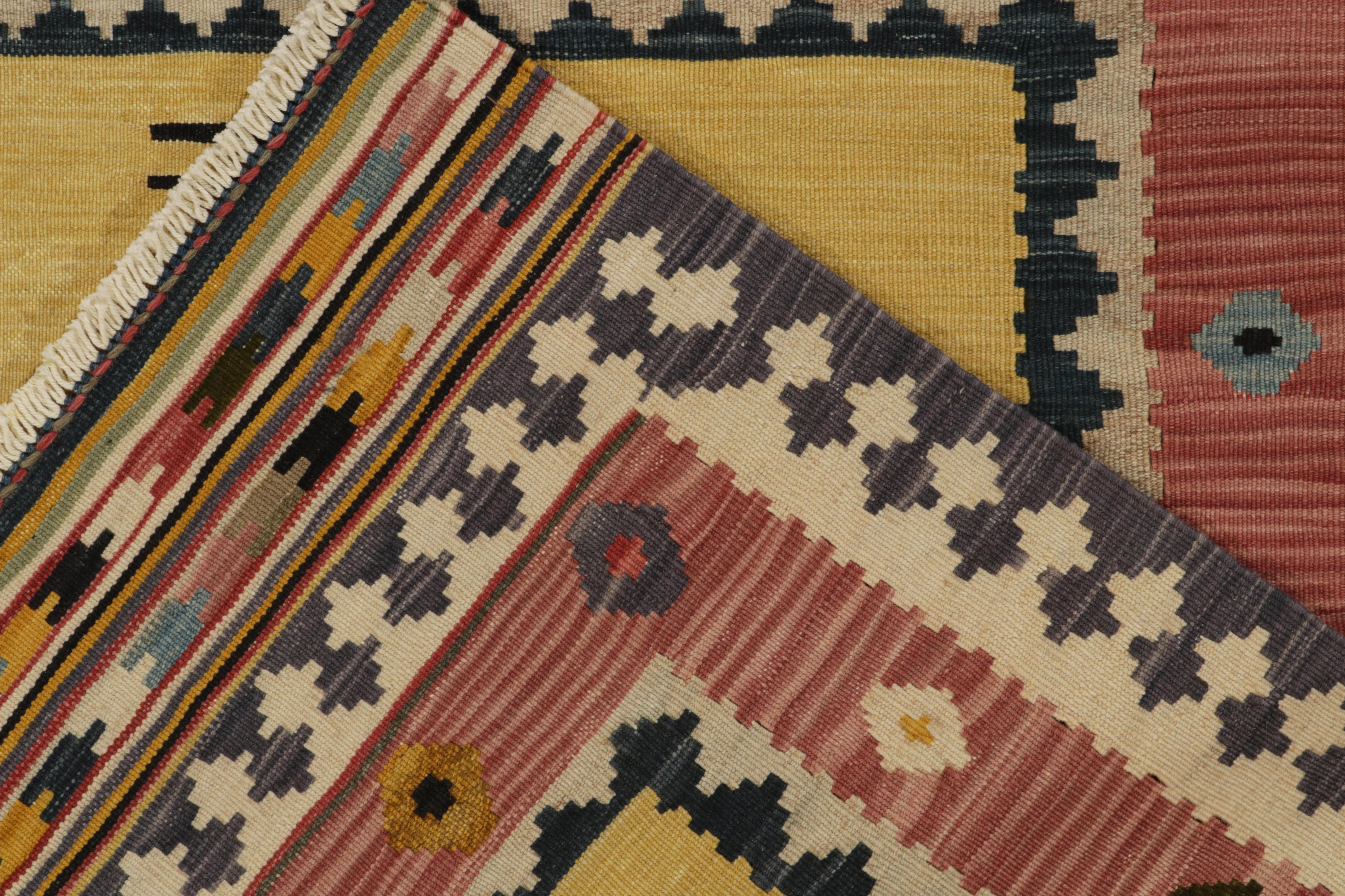 Sofreh Vintage-Kelim-Teppich in Kamel mit roten Medaillons von Teppich & Kelim im Zustand „Gut“ im Angebot in Long Island City, NY
