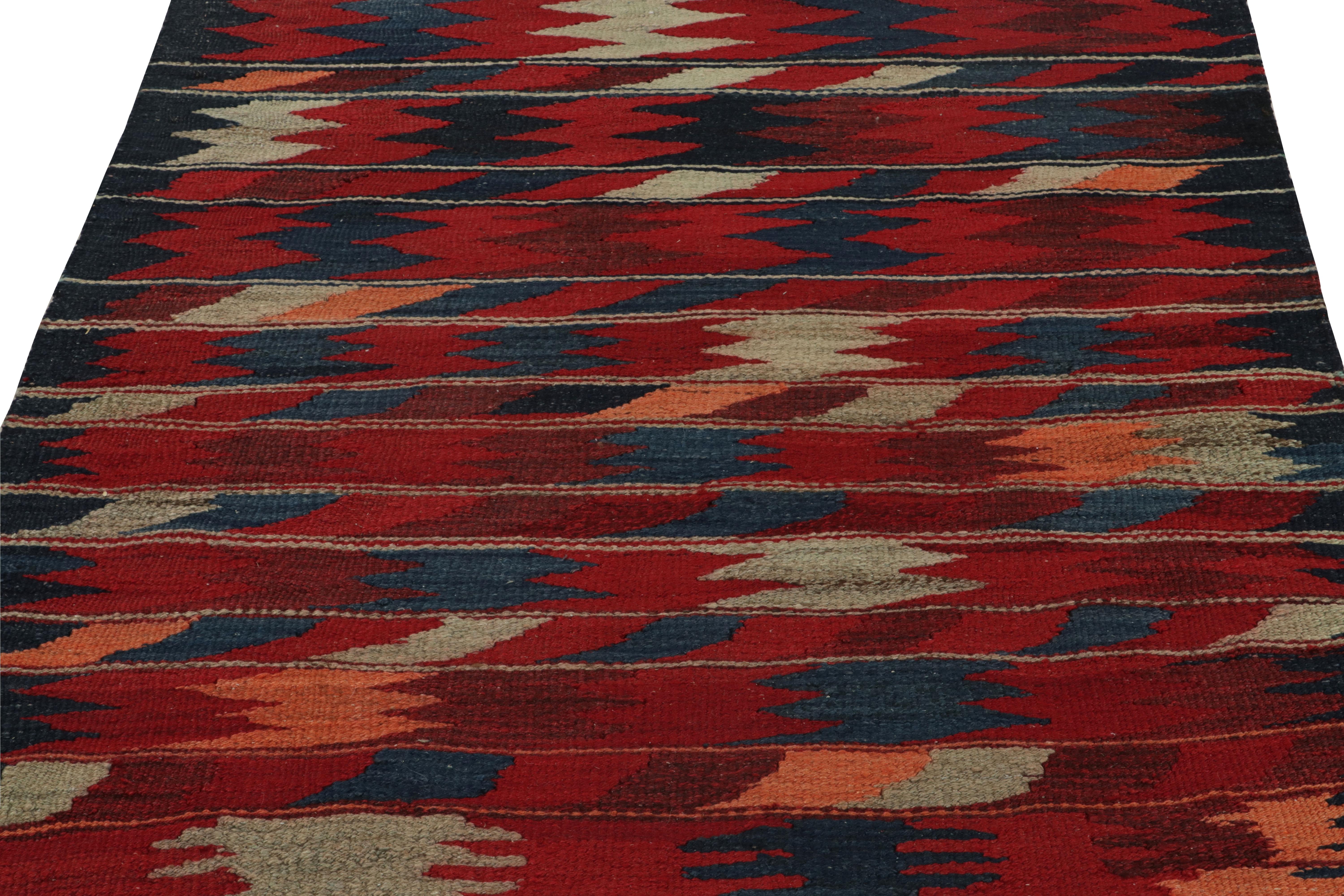 Sofreh Vintage-Kelim-Teppich in Rot, Blau mit buntem geometrischem Muster von Teppich & Kelim (Stammeskunst) im Angebot