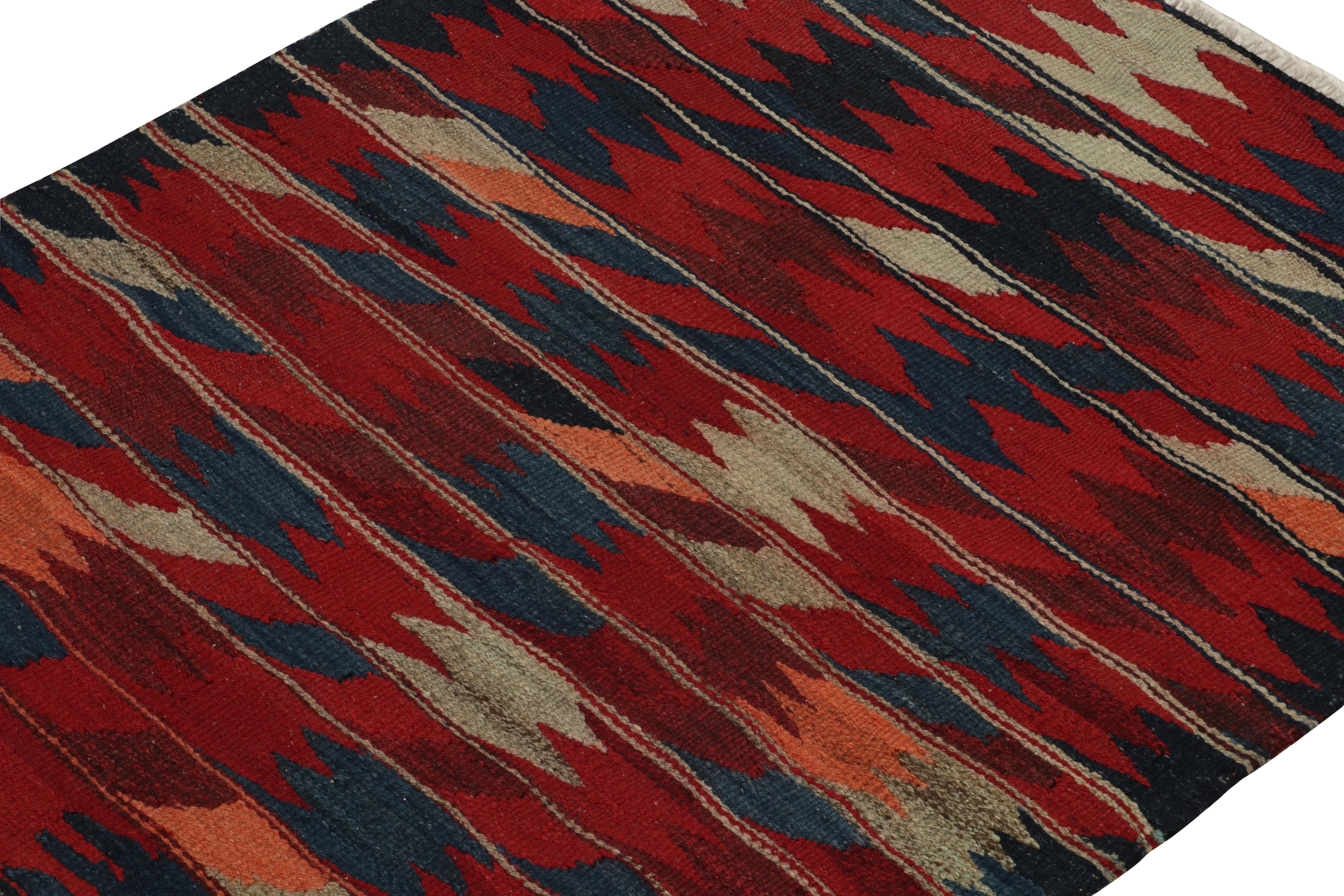 Sofreh Vintage-Kelim-Teppich in Rot, Blau mit buntem geometrischem Muster von Teppich & Kelim (Persisch) im Angebot