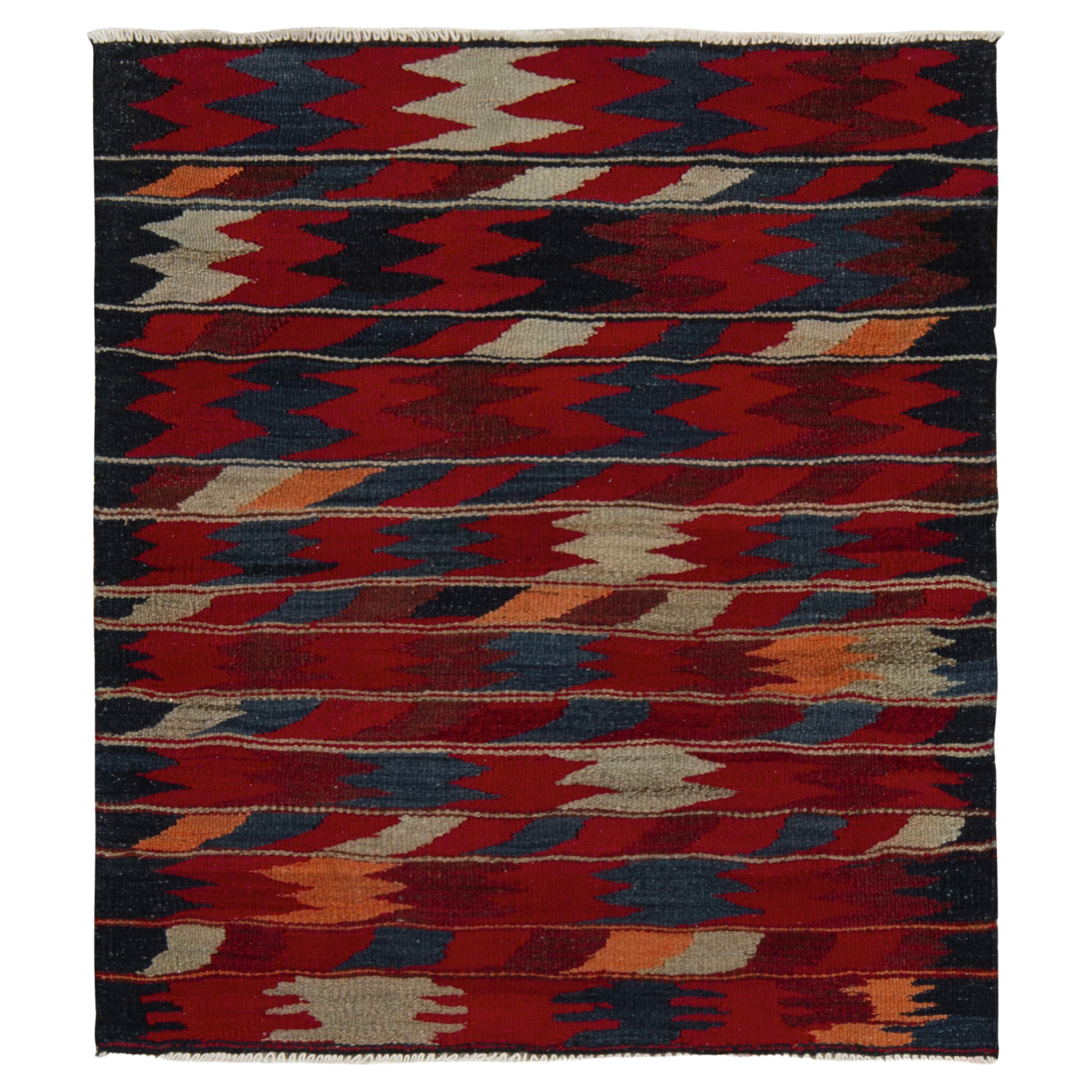 Sofreh Vintage-Kelim-Teppich in Rot, Blau mit buntem geometrischem Muster von Teppich & Kelim im Angebot