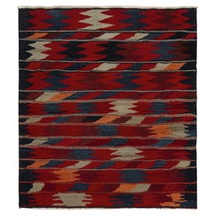 Tapis Kilim Sofreh vintage rouge, bleu, motif géométrique coloré par Rug & Kilim