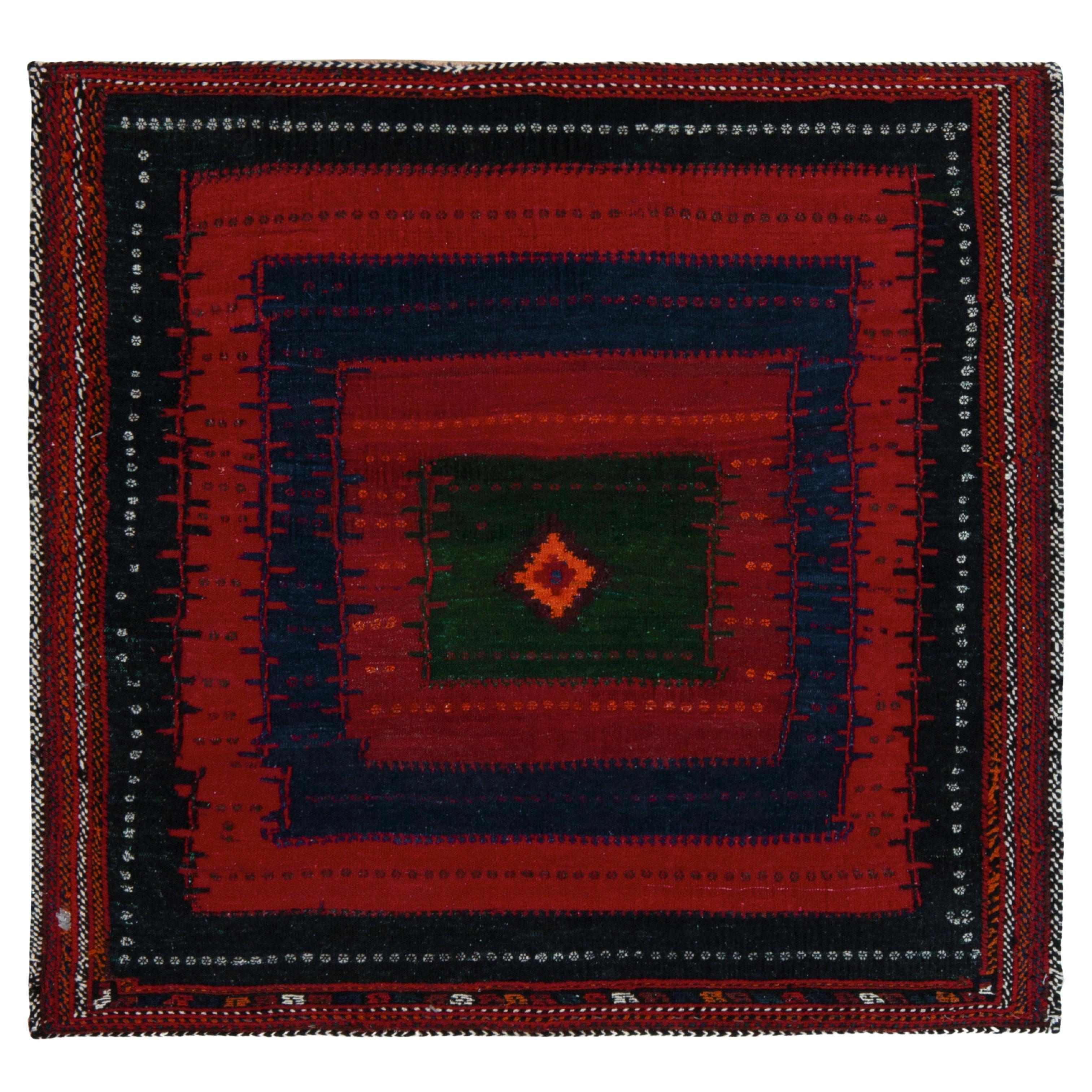 Sofreh Vintage-Kelim-Teppich in Rot, Grün, Stammesgeometrisches Muster von Teppich & Kelim