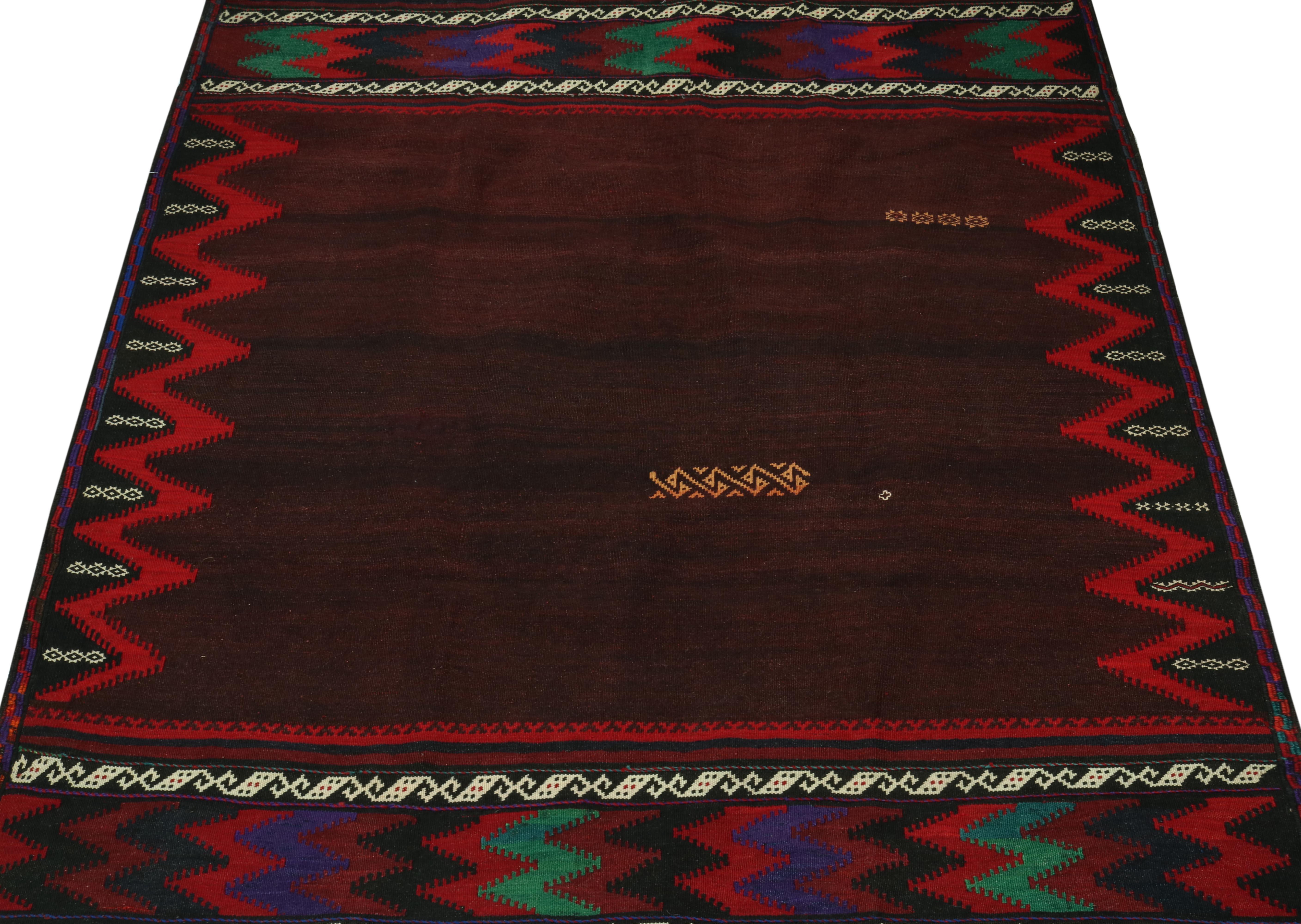 Dieser 4x4 quadratische persische Kelim ist ein Stammes-Sofreh-Teppich, handgewebt aus Wolle, ca. 1970-1980.

Weiter zum Design:

Sofreh-Kilims wie dieses Stück sind bekannt für ihre minimalistischen Muster mit leuchtenden Farben und haltbaren