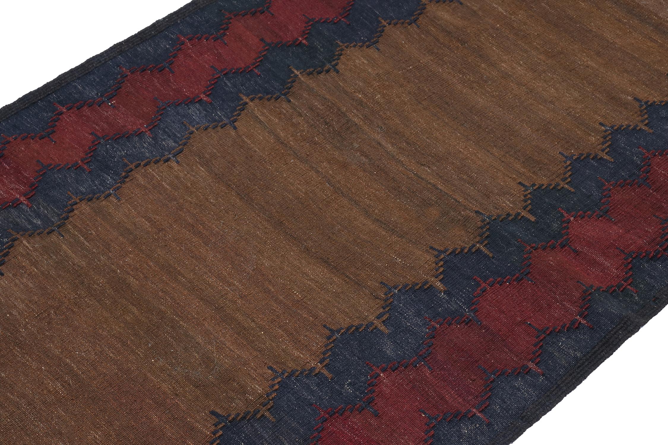 Sofreh Persischer Kelim in Braun mit blauen und roten Bordüren – Teppich & Kelim (Handgeknüpft) im Angebot