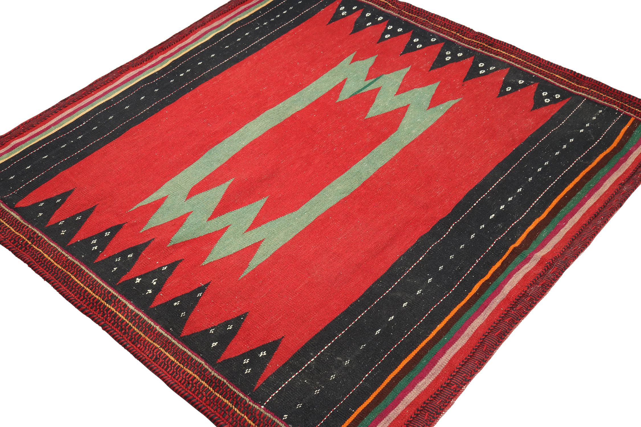 Dieser 4x4 quadratische persische Kelim ist ein Stammes-Sofreh-Teppich, handgewebt aus Wolle, ca. 1970-1980.

Weiter zum Design:

Sofreh-Kilims wie dieses Stück sind bekannt für ihre minimalistischen Muster mit leuchtenden Farben und haltbaren