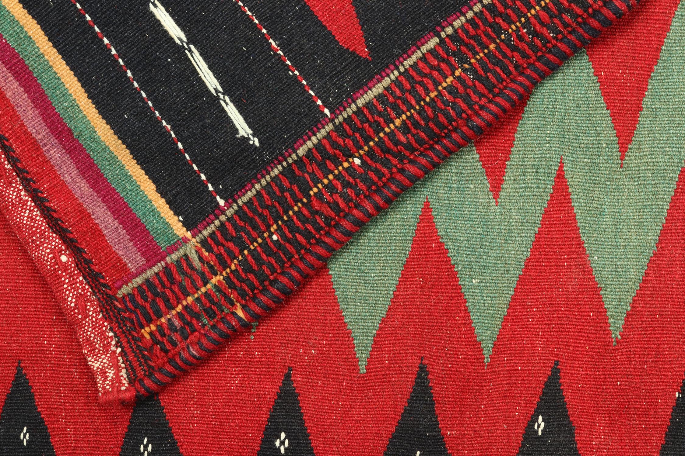 Sofreh Persischer Kelim in Rot mit blauem und schwarzem Teal- und Schwarzmuster - von Rug & Kilim (Wolle) im Angebot