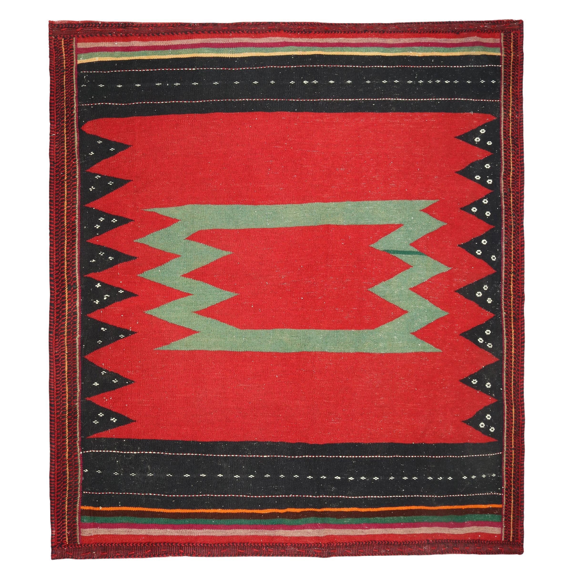 Tapis Kilim persan Sofreh vintage rouge avec motif sarcelle et noir - par Rug & Kilim