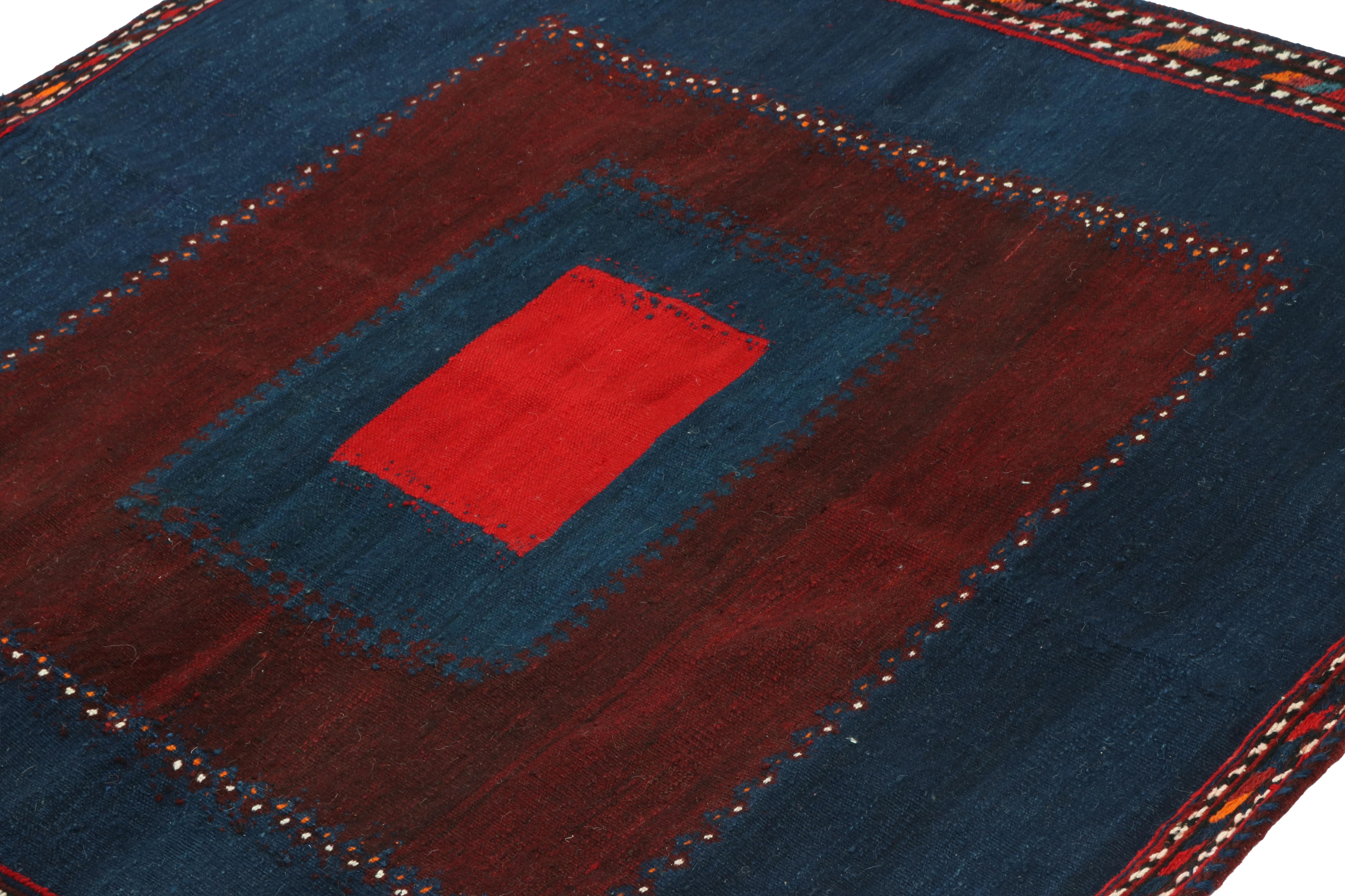 Dieser 4x4 quadratische persische Kelim ist ein Stammes-Sofreh-Teppich, handgewebt aus Wolle, ca. 1970-1980.

Weiter zum Design:

Sofreh-Kilims wie dieses Stück sind bekannt für ihre minimalistischen Muster mit leuchtenden Farben und haltbaren