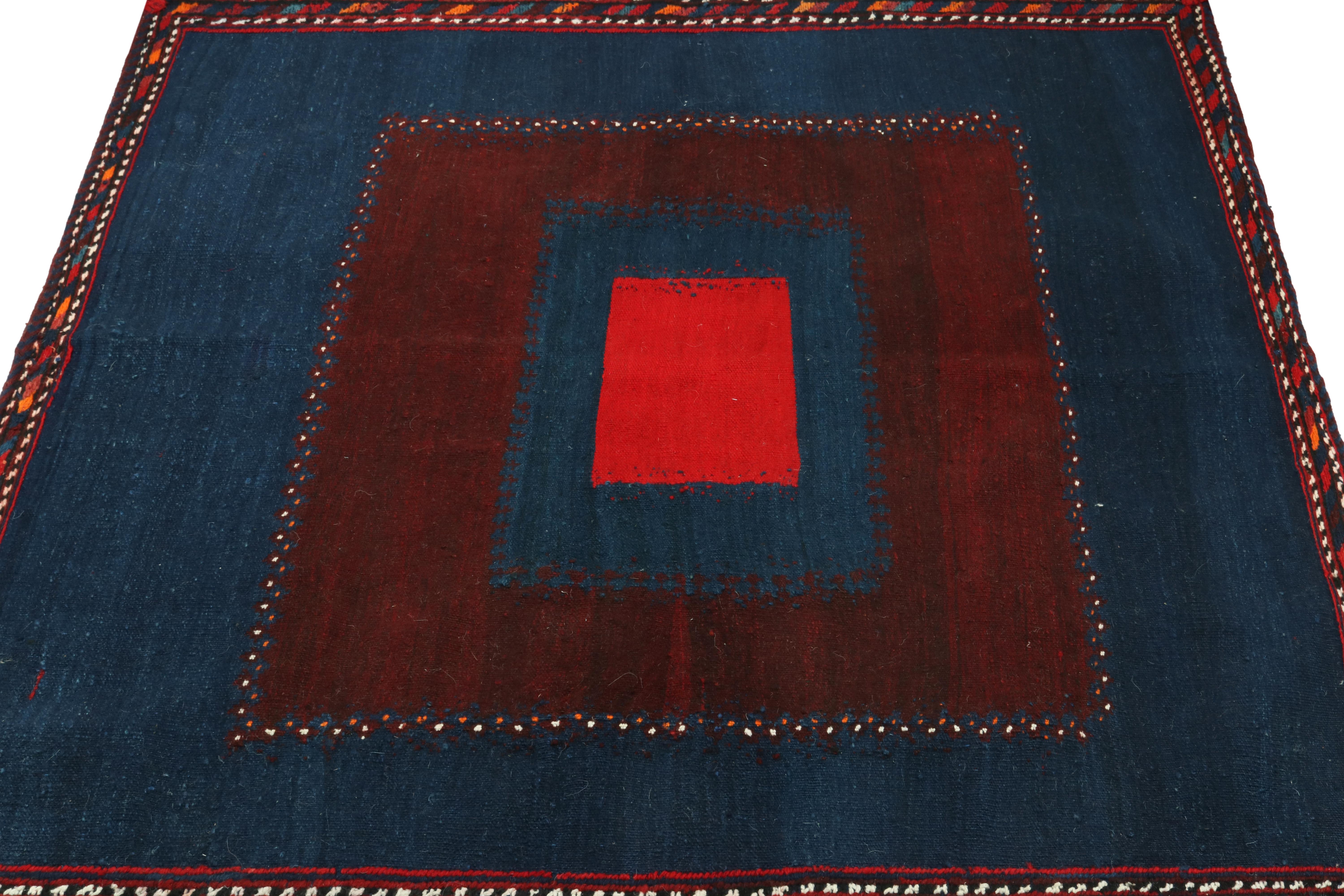 Sofreh Persischer Kelim-Teppich in Blau mit rotem Medaillon von Teppich & Kilim (Stammeskunst) im Angebot