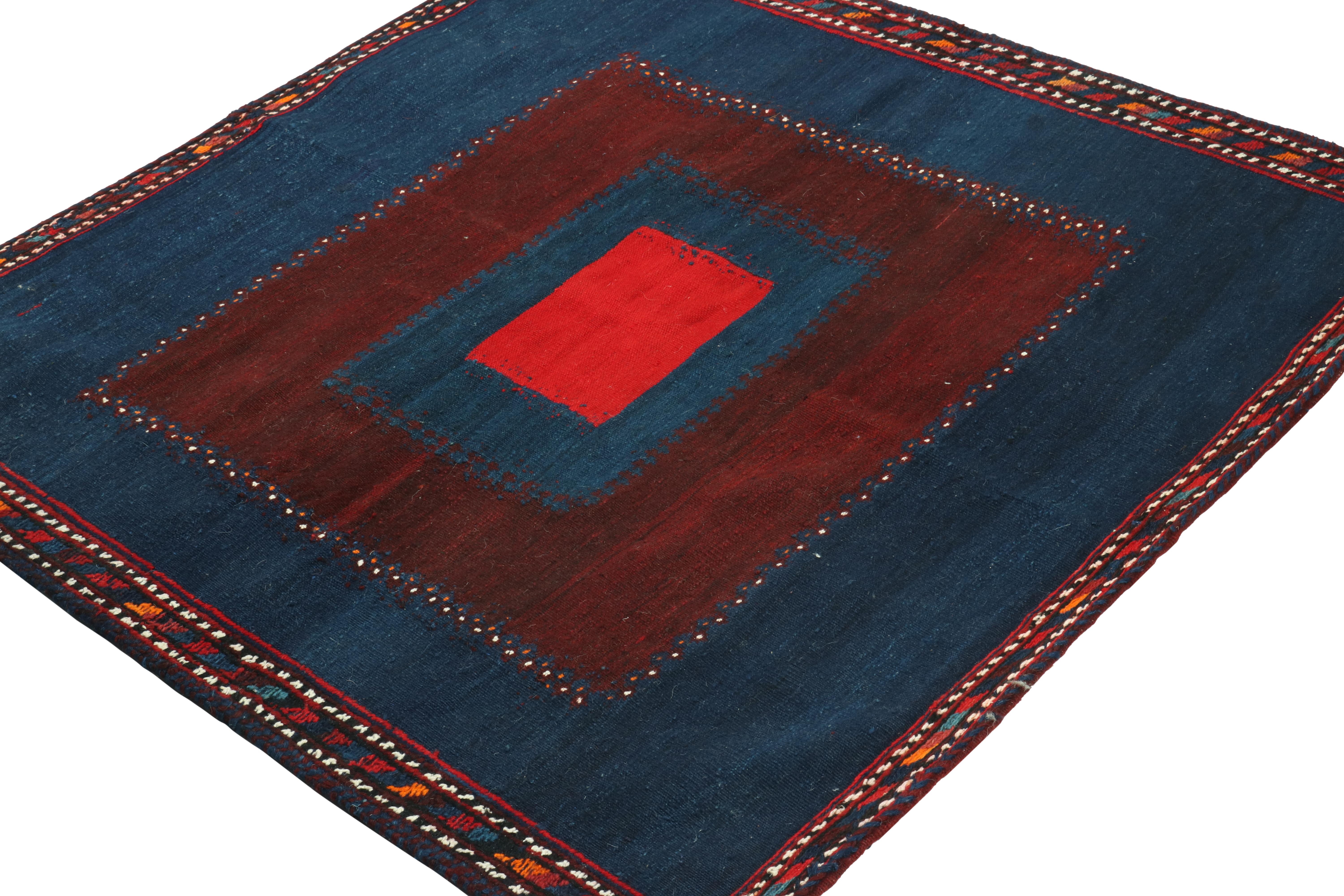 Sofreh Persischer Kelim-Teppich in Blau mit rotem Medaillon von Teppich & Kilim (Handgeknüpft) im Angebot
