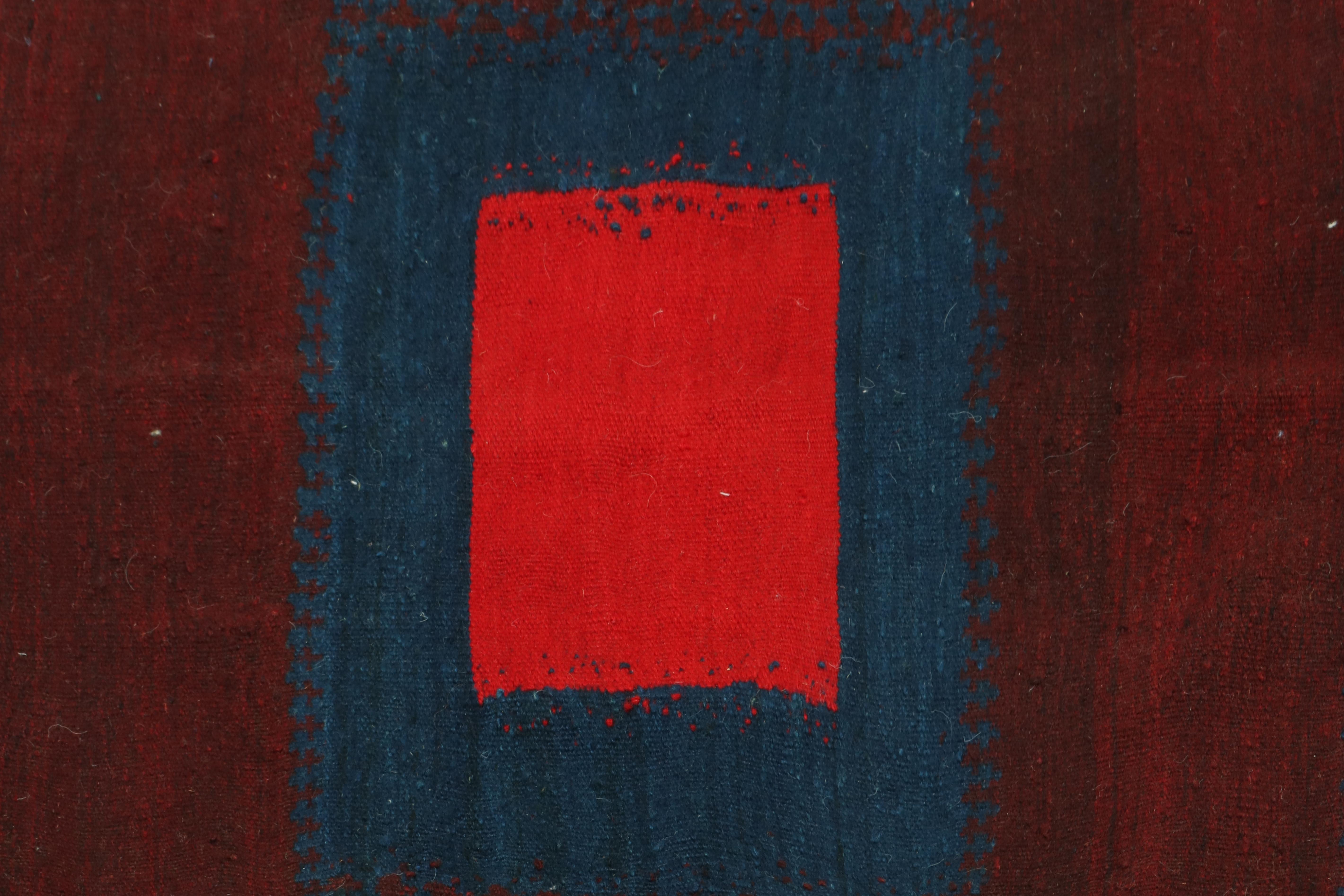 Sofreh Persischer Kelim-Teppich in Blau mit rotem Medaillon von Teppich & Kilim im Zustand „Gut“ im Angebot in Long Island City, NY