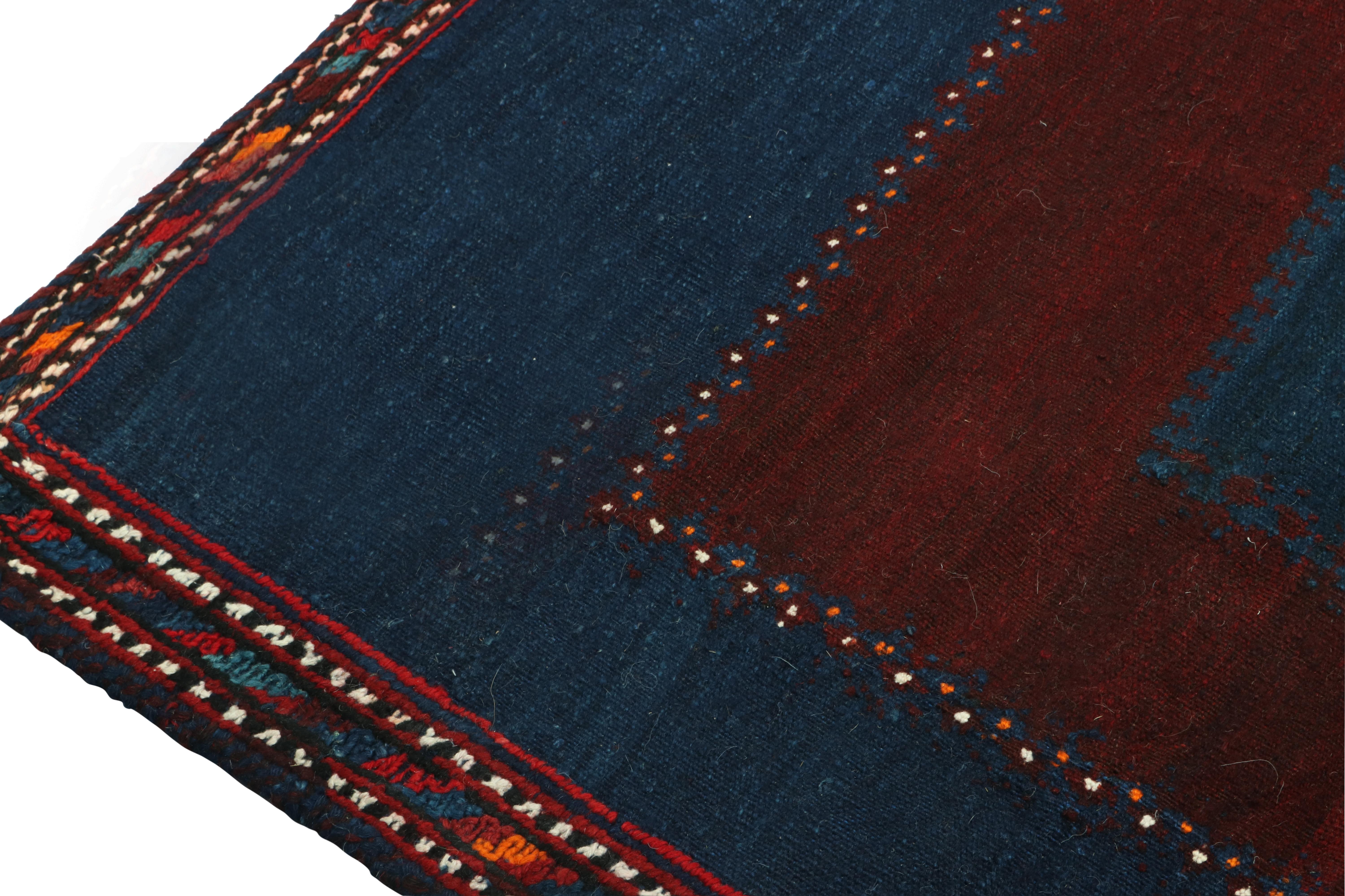 Sofreh Persischer Kelim-Teppich in Blau mit rotem Medaillon von Teppich & Kilim (Ende des 20. Jahrhunderts) im Angebot