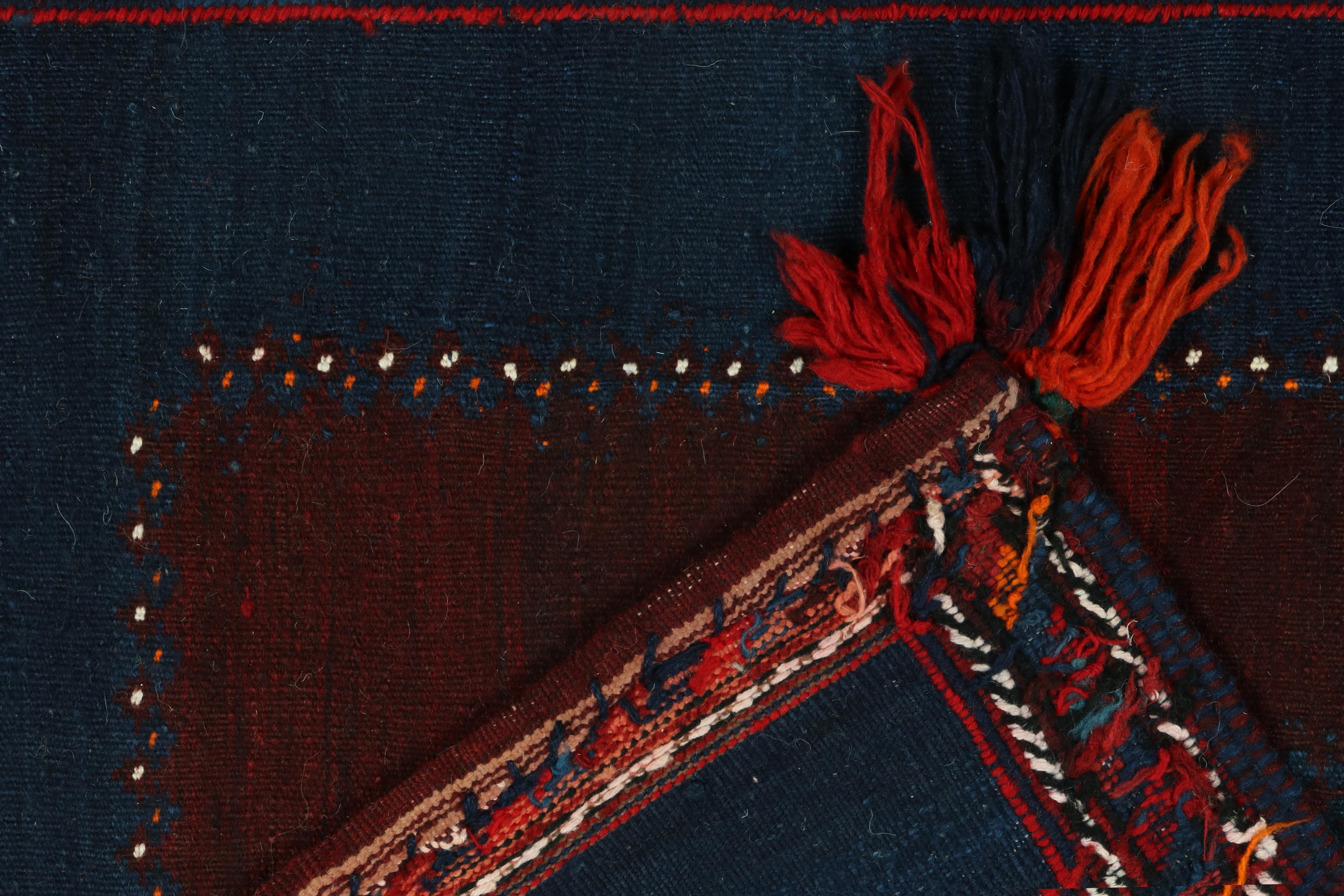 Sofreh Persischer Kelim-Teppich in Blau mit rotem Medaillon von Teppich & Kilim (Wolle) im Angebot