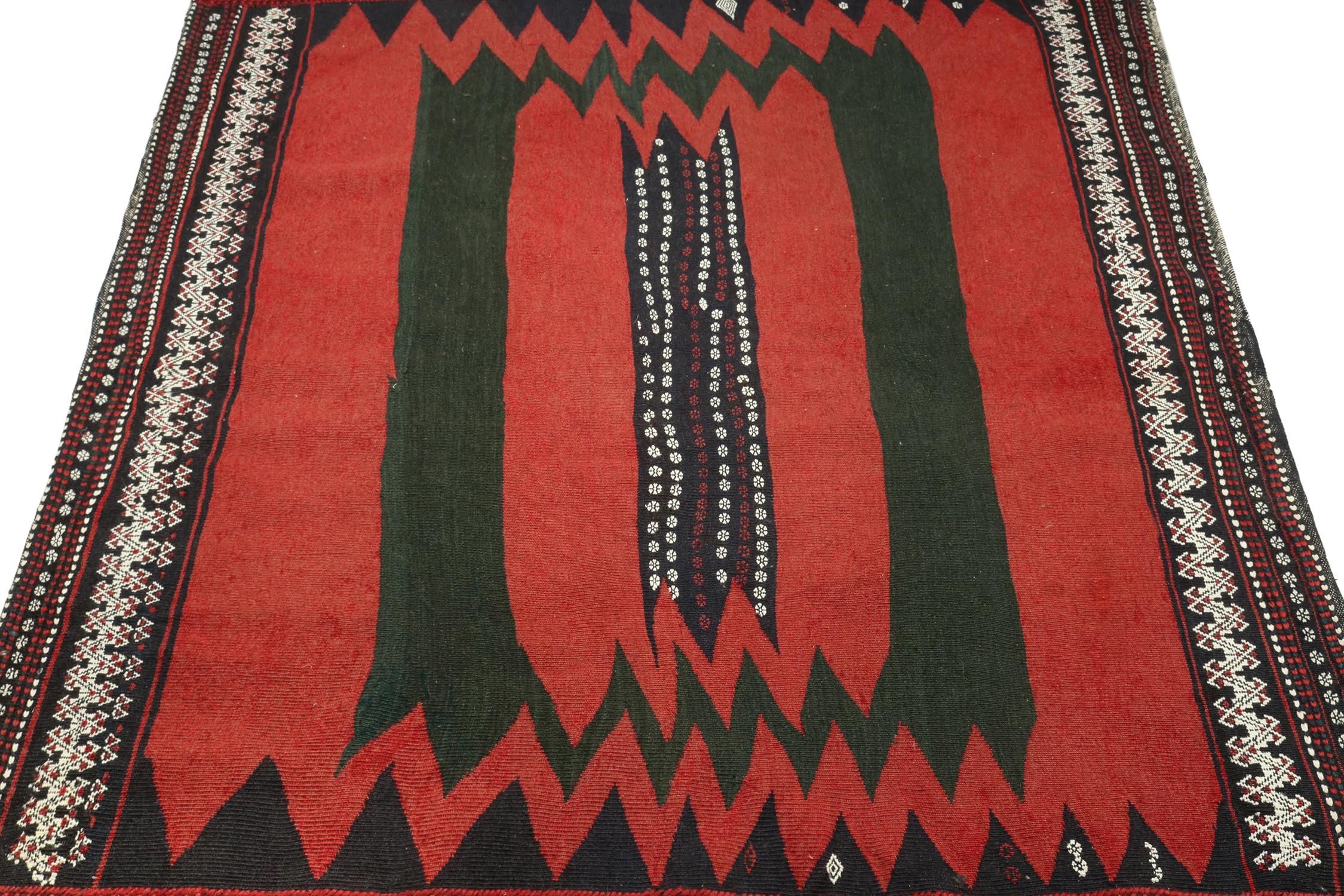 Dieser 4x5 persische Kelim ist ein handgewebter Sofreh-Stammesteppich aus Wolle, ca. 1970-1980.

Weiter zum Design:

Sofreh-Kilims wie dieses Stück sind bekannt für ihre minimalistischen Muster, leuchtenden Farben und haltbaren Körper. Dieses