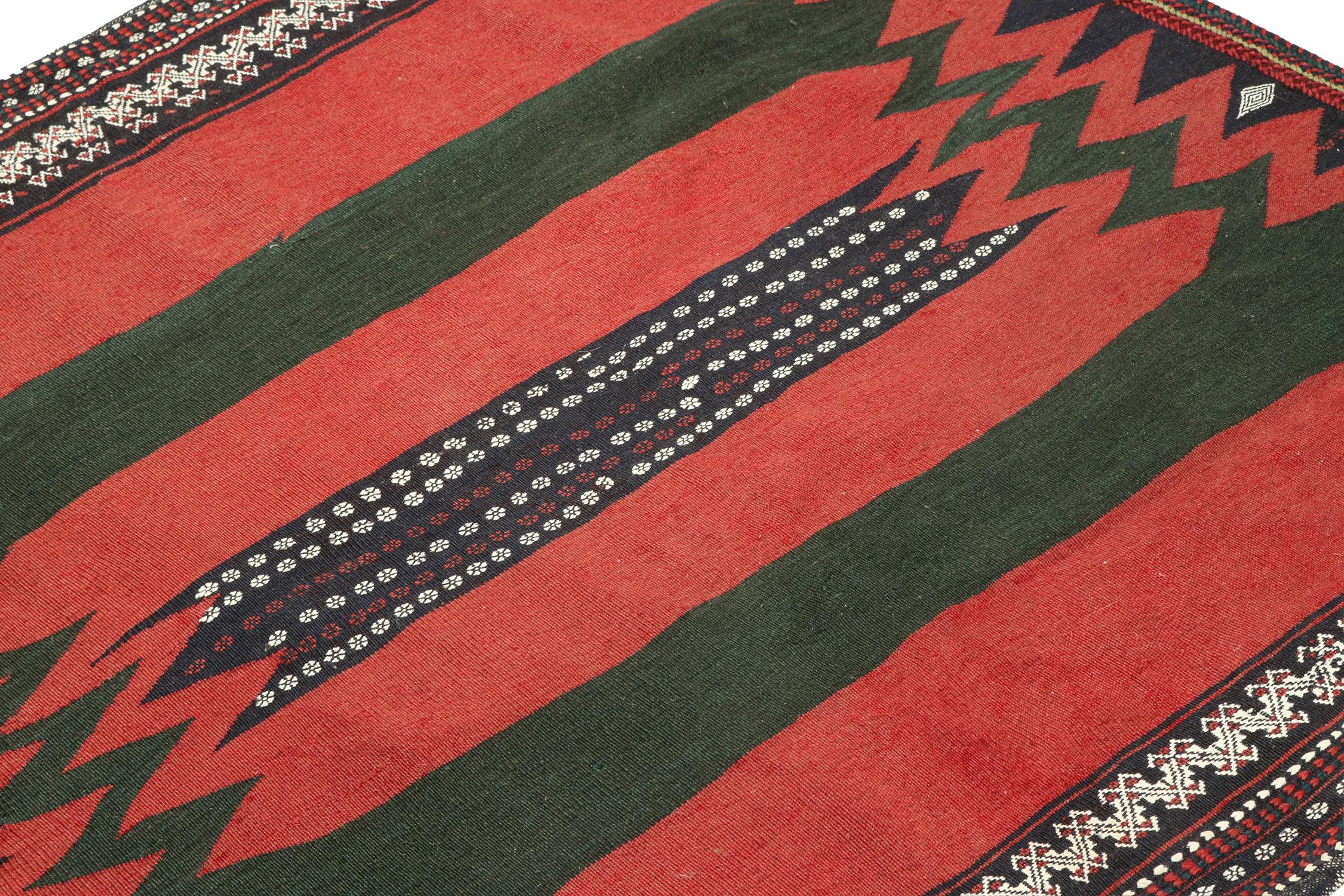 Sofreh Persischer Kelim-Teppich in Rot mit geometrischen Mustern von Teppich & Kilim (Handgeknüpft) im Angebot