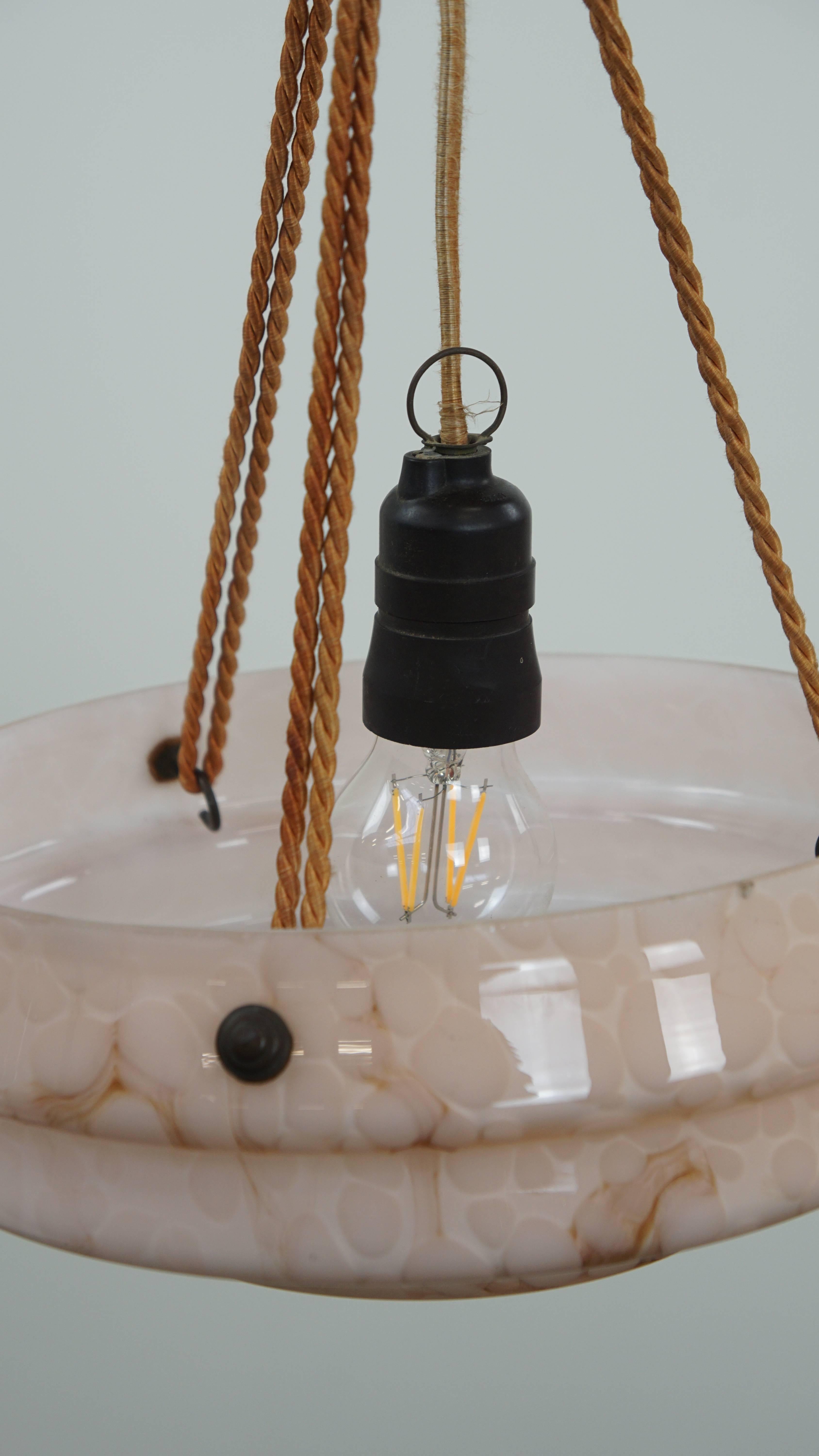 Lampada a sospensione d'epoca in vetro marmorizzato rosa tenue dal design Art Deco In condizioni buone in vendita a Harderwijk, NL