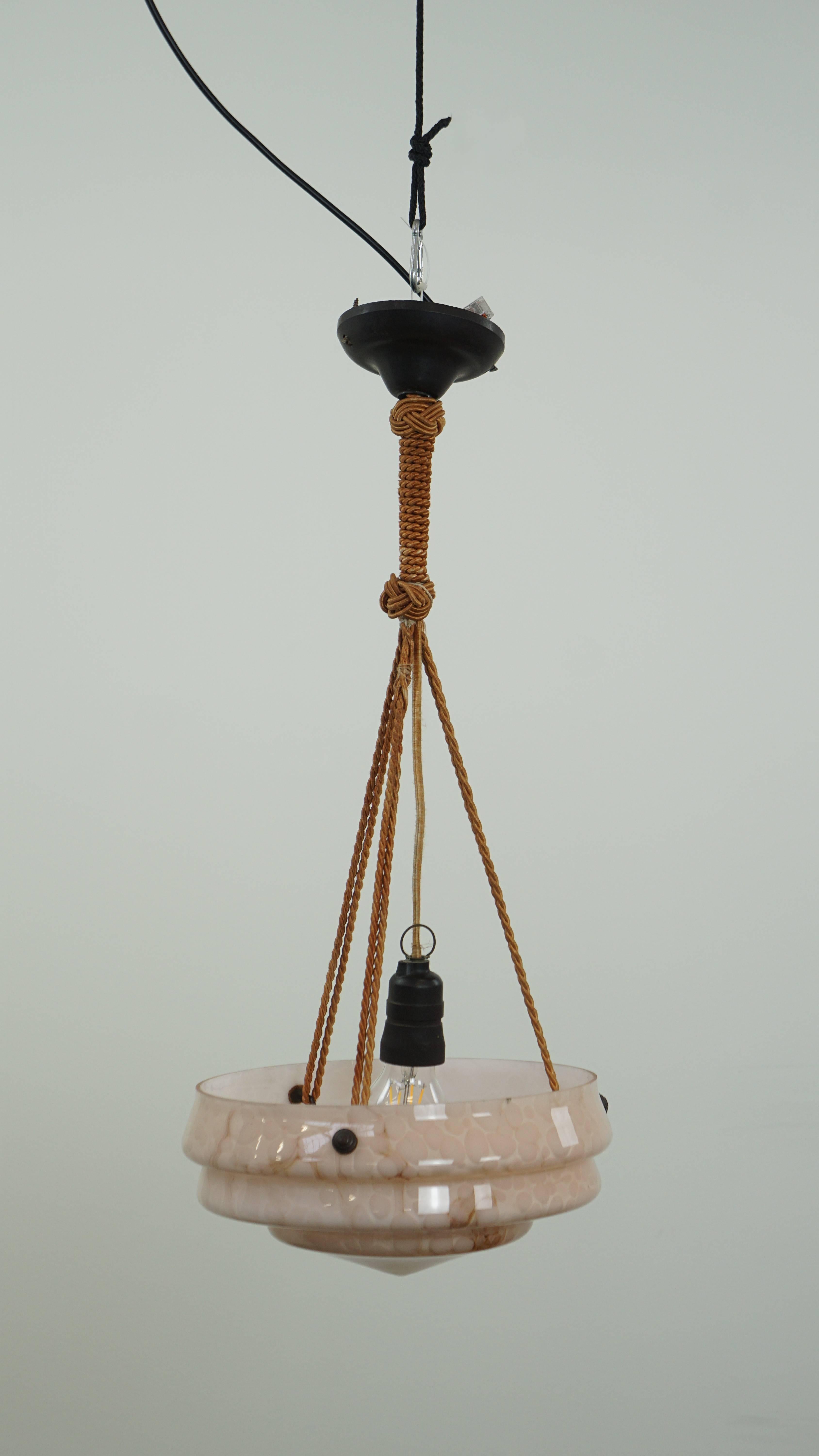 XX secolo Lampada a sospensione d'epoca in vetro marmorizzato rosa tenue dal design Art Deco in vendita